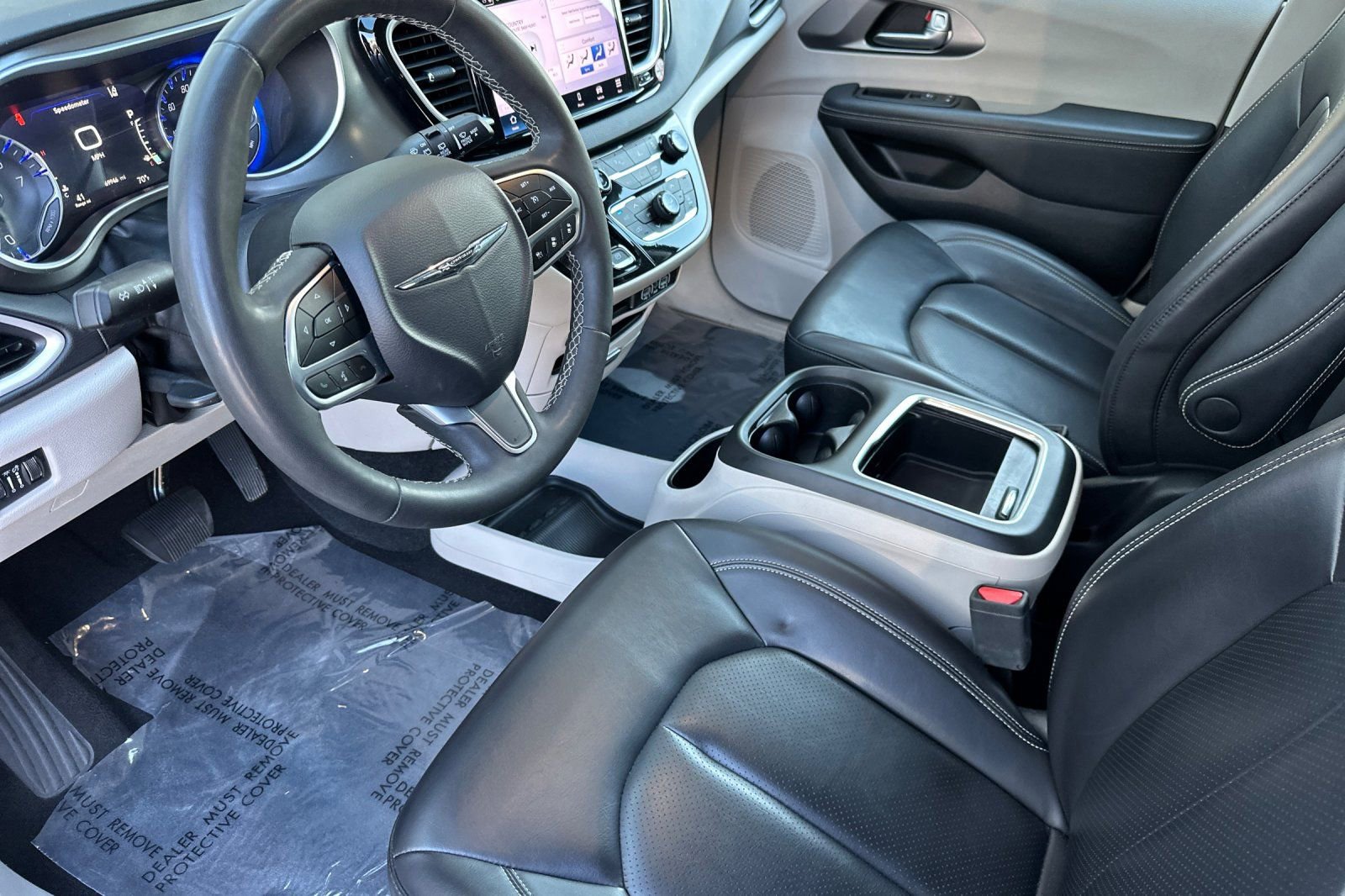 Used 2023 Chrysler Pacifica Touring-L FWD image 9
