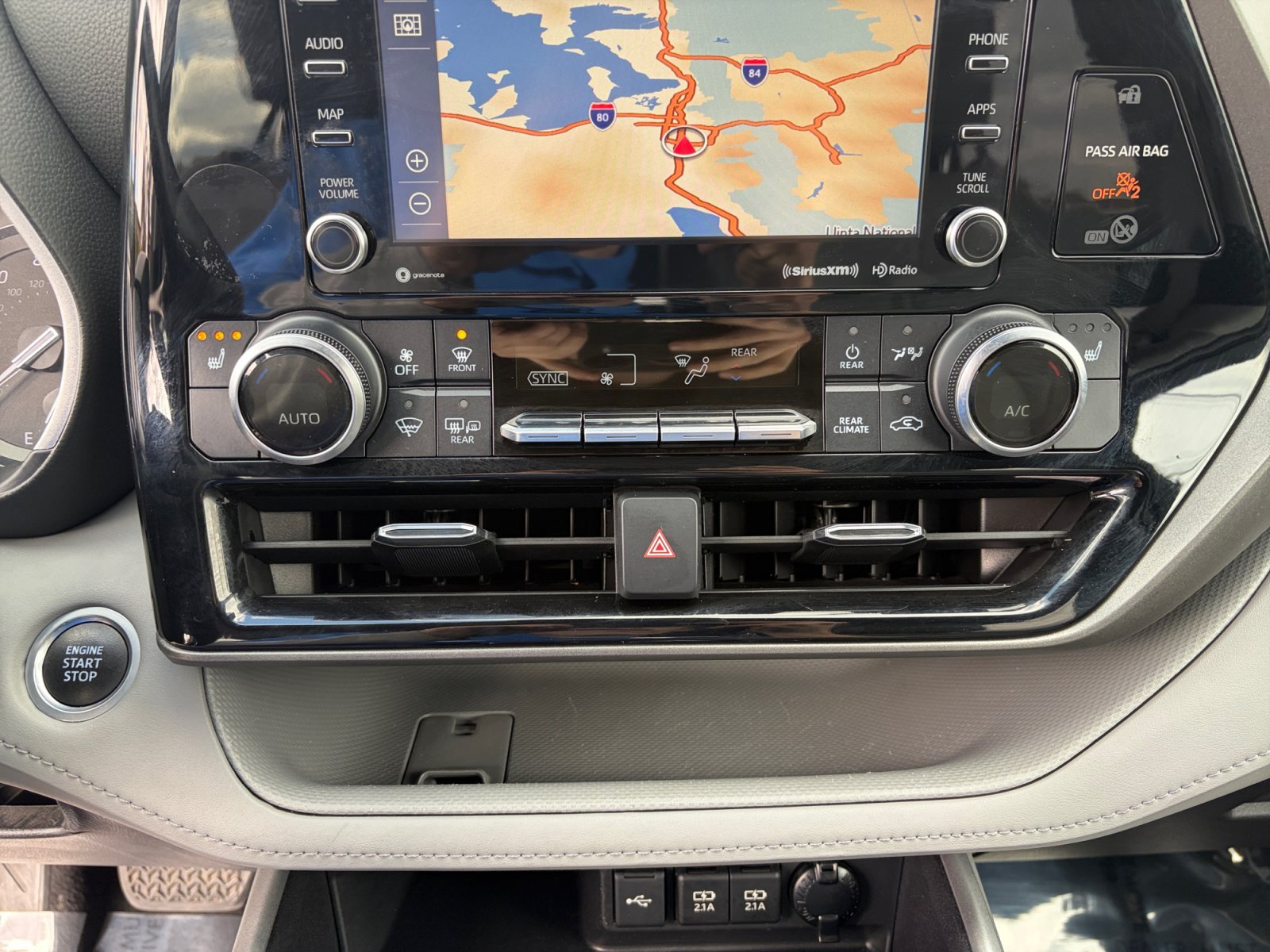 Used 2021 Toyota Highlander XLE AWD/4WD image 22
