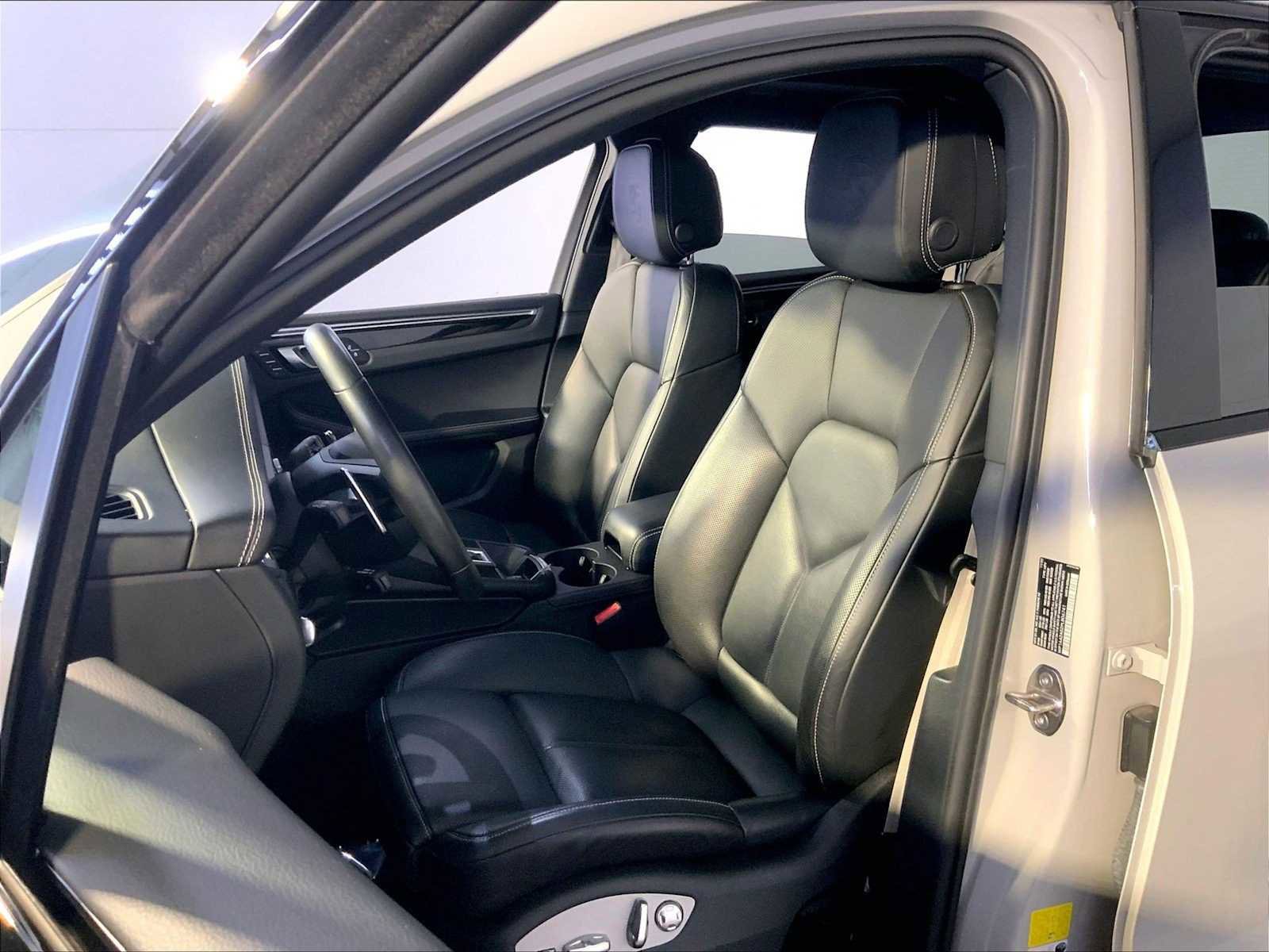 Certified 2023 Porsche Macan Turbo image 5