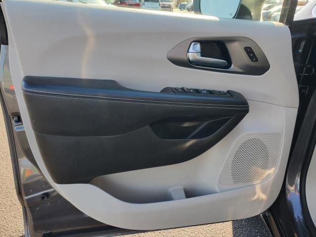 Used 2022 Chrysler Pacifica Touring-L image 16