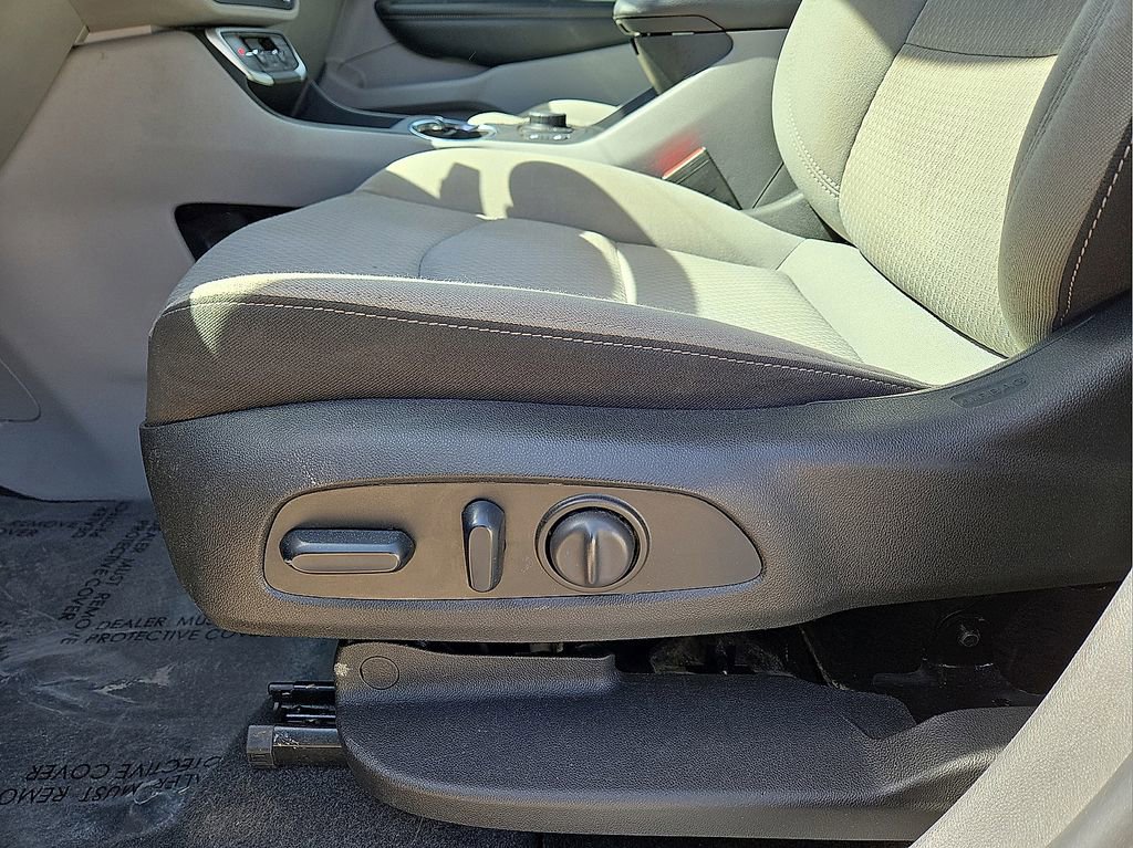 Used 2024 GMC Terrain SLE w/ Driver Convenience Package image 24