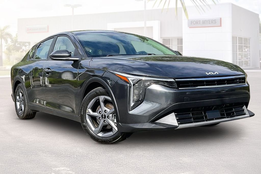 Used 2025 Kia K4 LXS FWD image 1