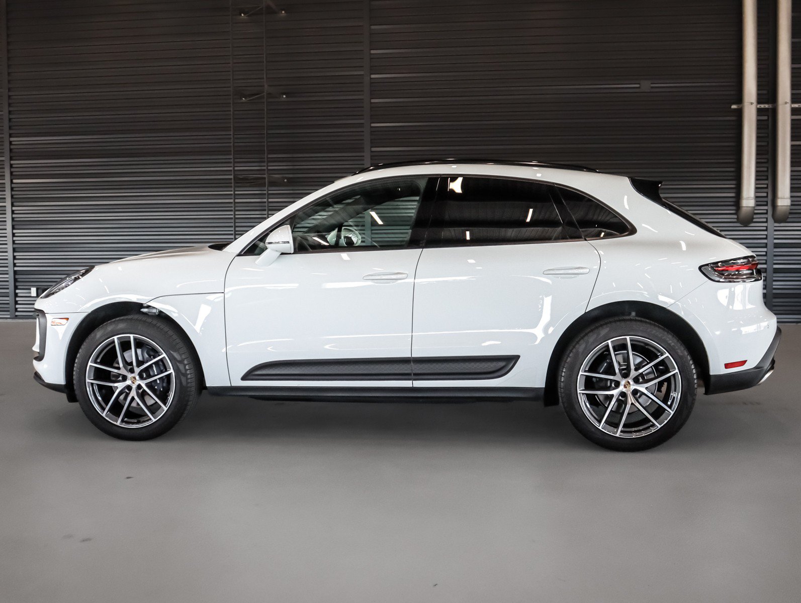 Certified 2024 Porsche Macan AWD/4WD image 2