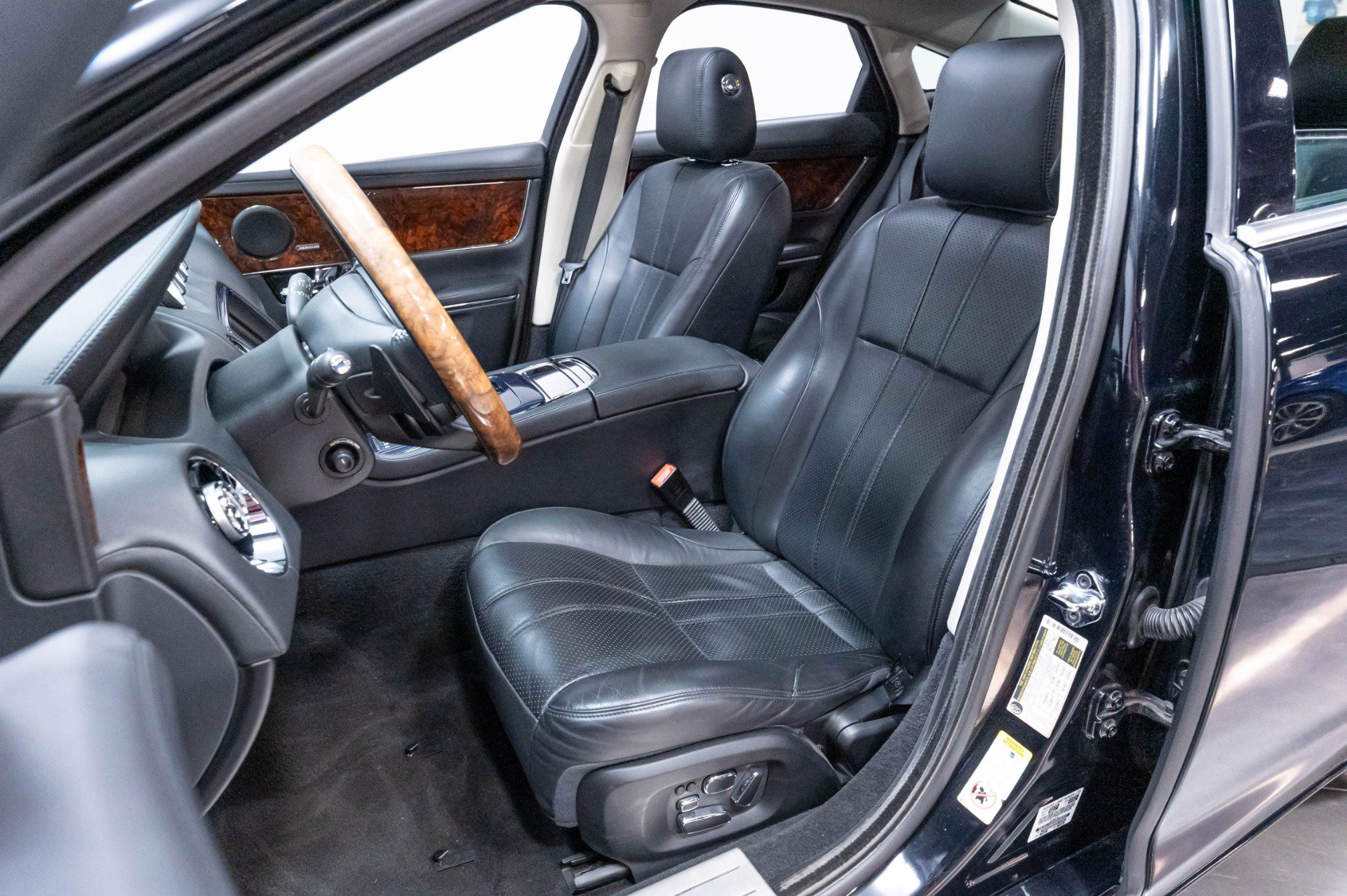 Used 2013 Jaguar XJ AWD image 8
