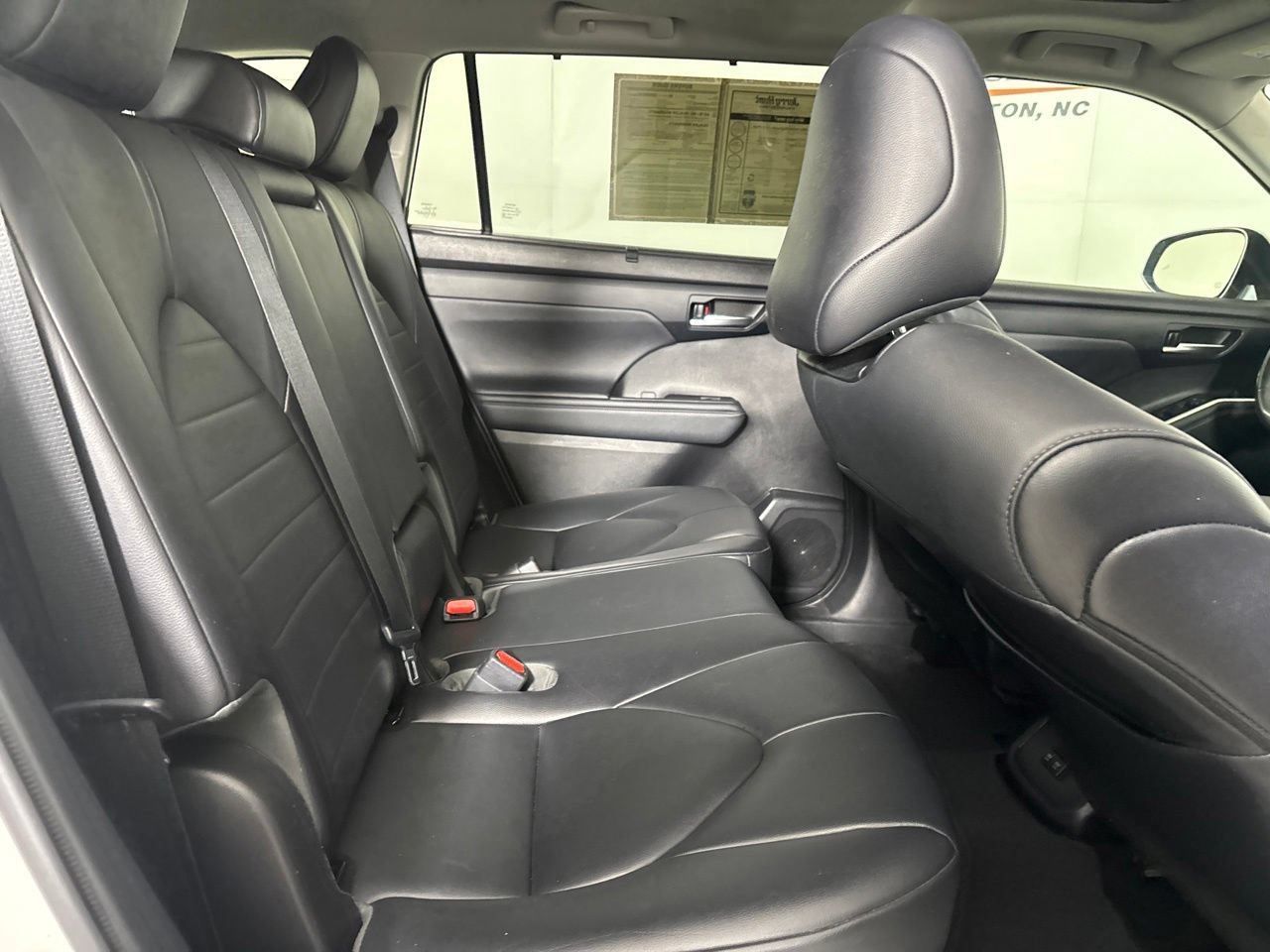 Used 2021 Toyota Highlander XLE FWD image 28