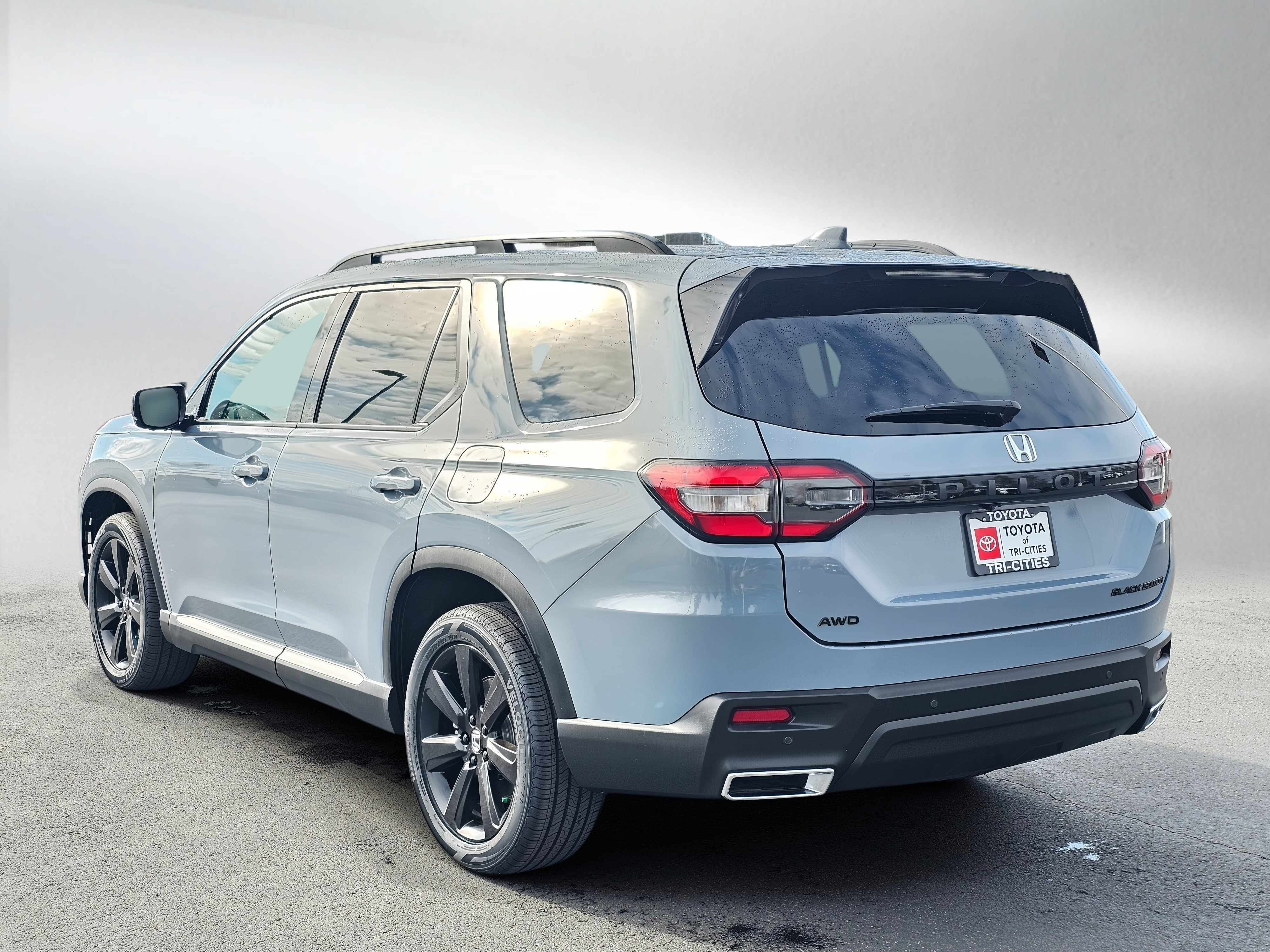 Used 2025 Honda Pilot Black Edition image 3