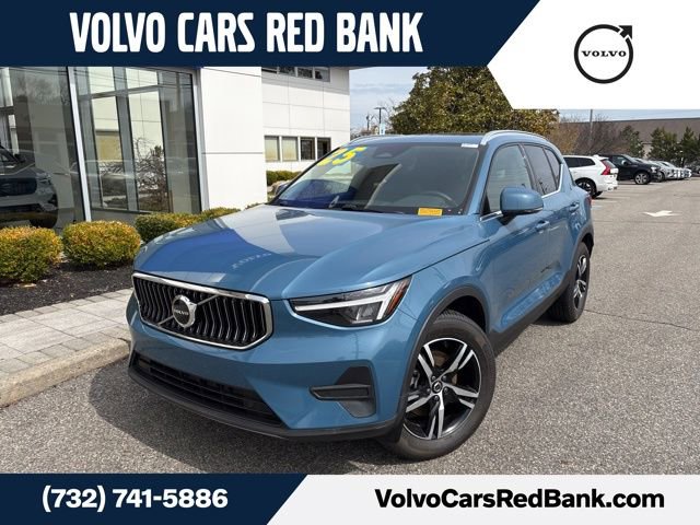 Used 2025 Volvo XC40 B5 Core image 1