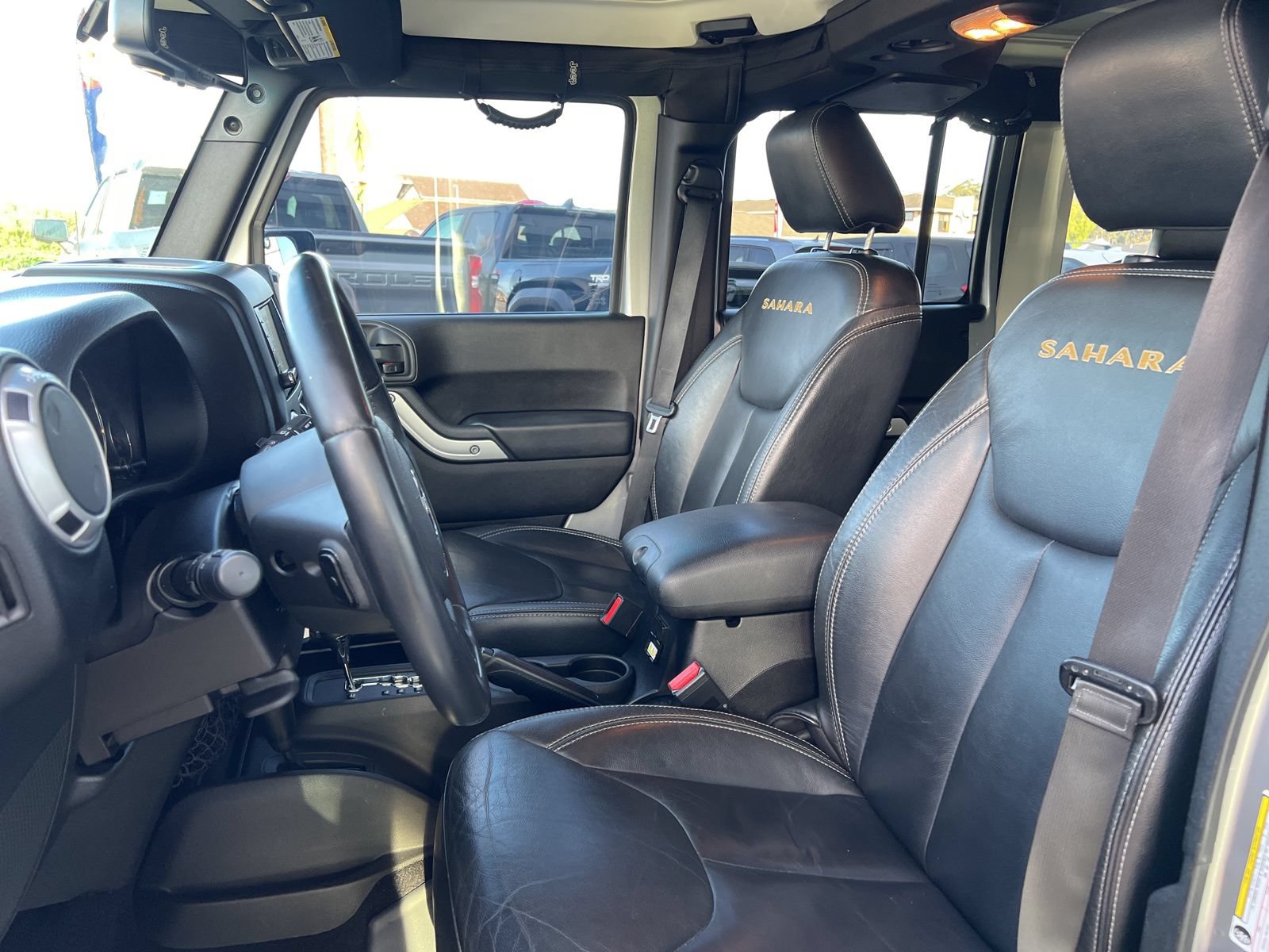 Used 2015 Jeep Wrangler Unlimited Sahara w/ Connectivity Group AWD/4WD image 13