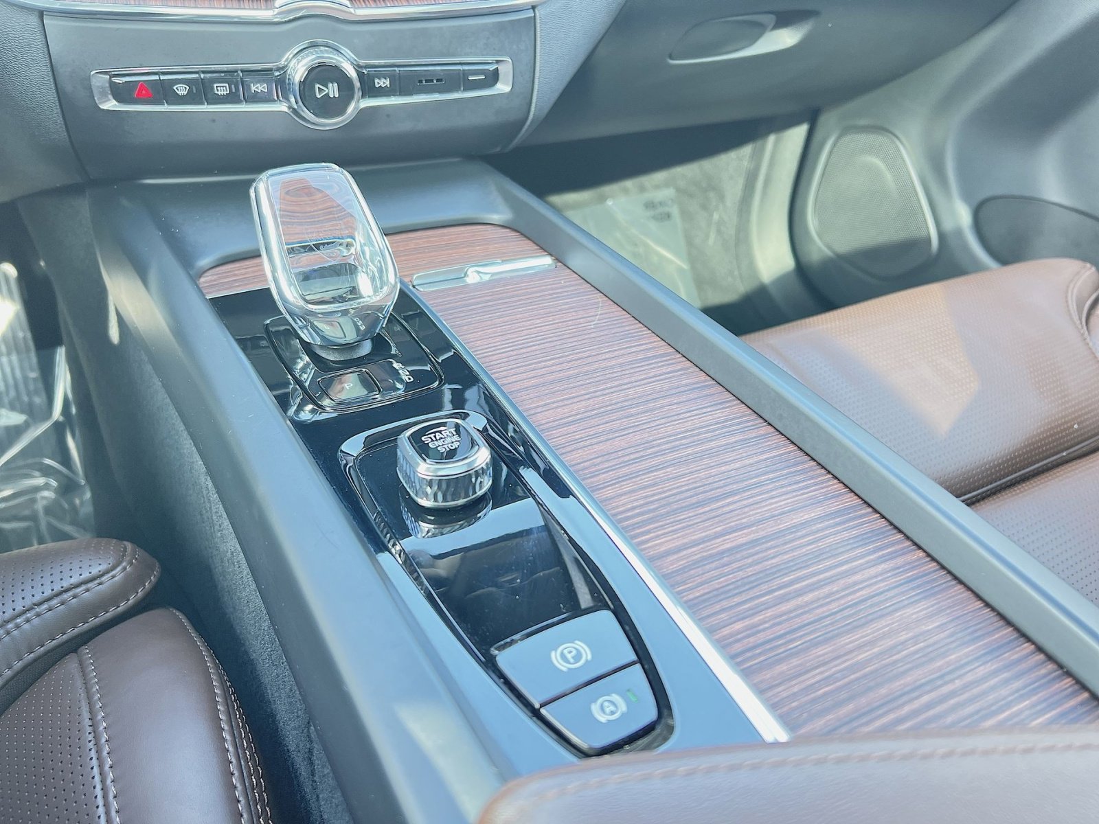 Certified 2023 Volvo XC60 B5 Ultimate w/ Protection Package Premier image 22