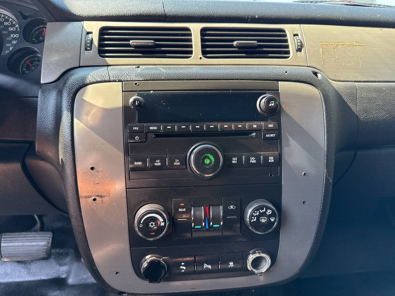 Used 2011 Chevrolet Suburban 2WD image 16