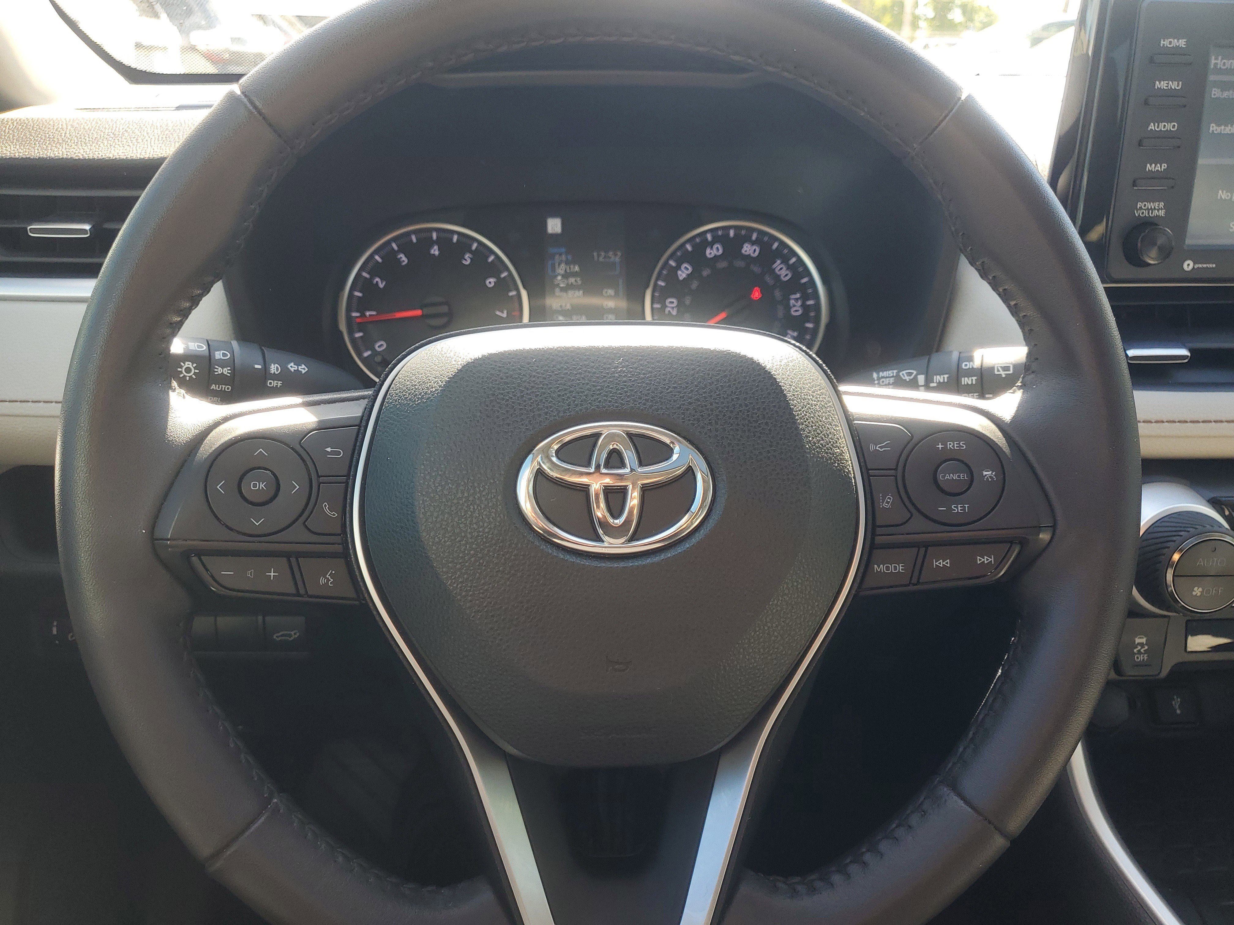 Used 2022 Toyota RAV4 XLE Premium image 22