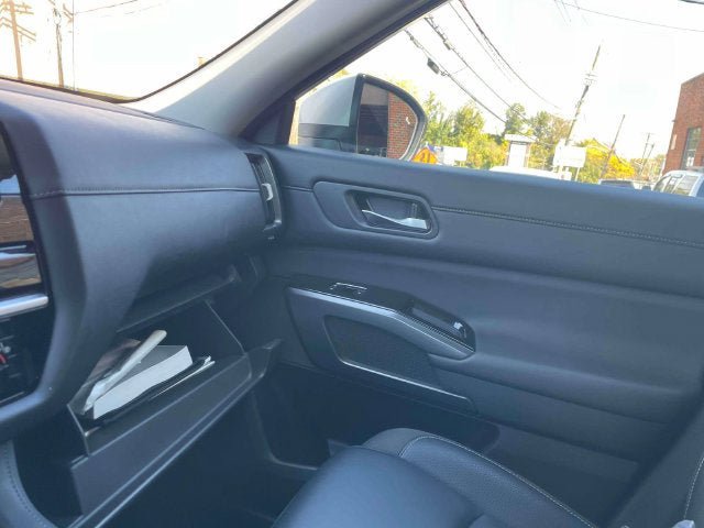 Used 2025 Nissan Pathfinder SL AWD/4WD image 33