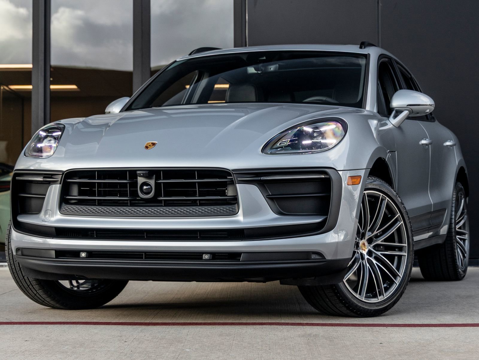 Certified 2026 Porsche Macan AWD/4WD image 1