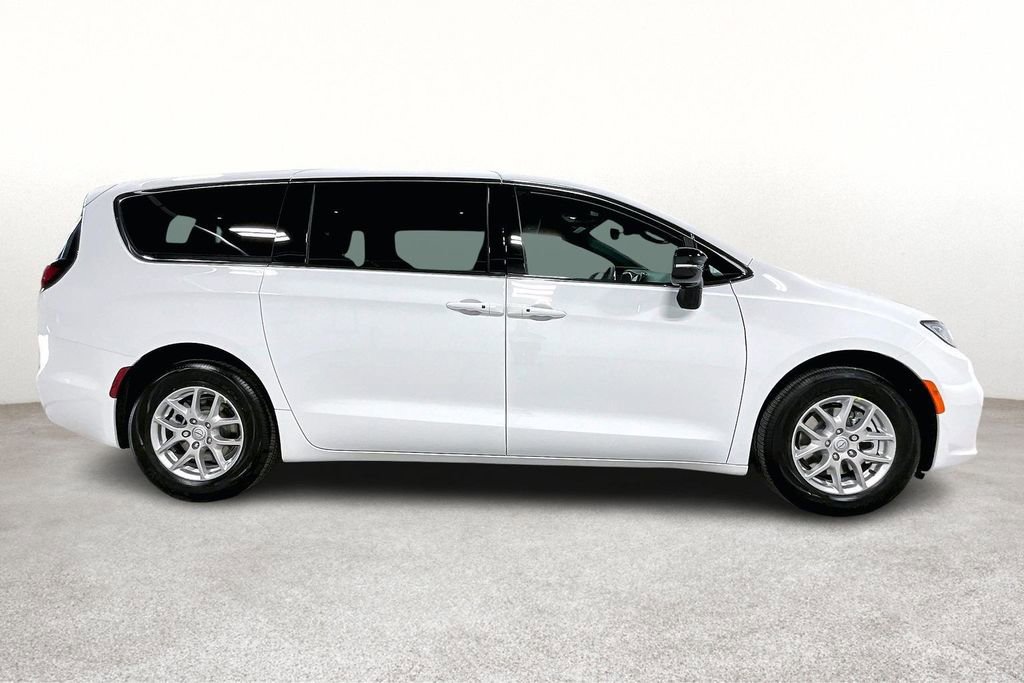 New 2026 Chrysler Pacifica Select image 8
