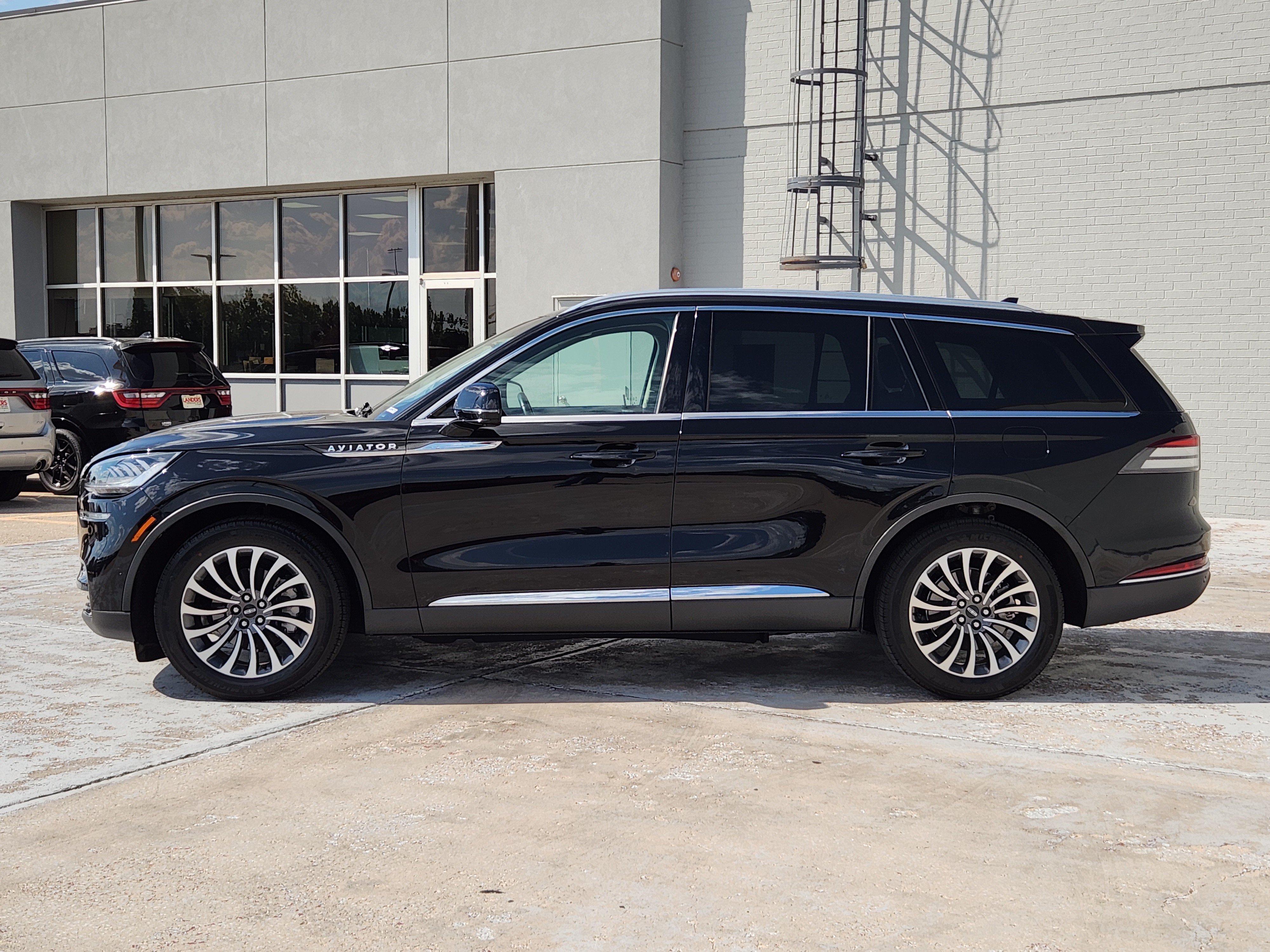 Used 2023 Lincoln Aviator Reserve w/ Equipment Group 201A RWD image 7