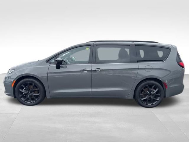Used 2025 Chrysler Pacifica Limited image 4