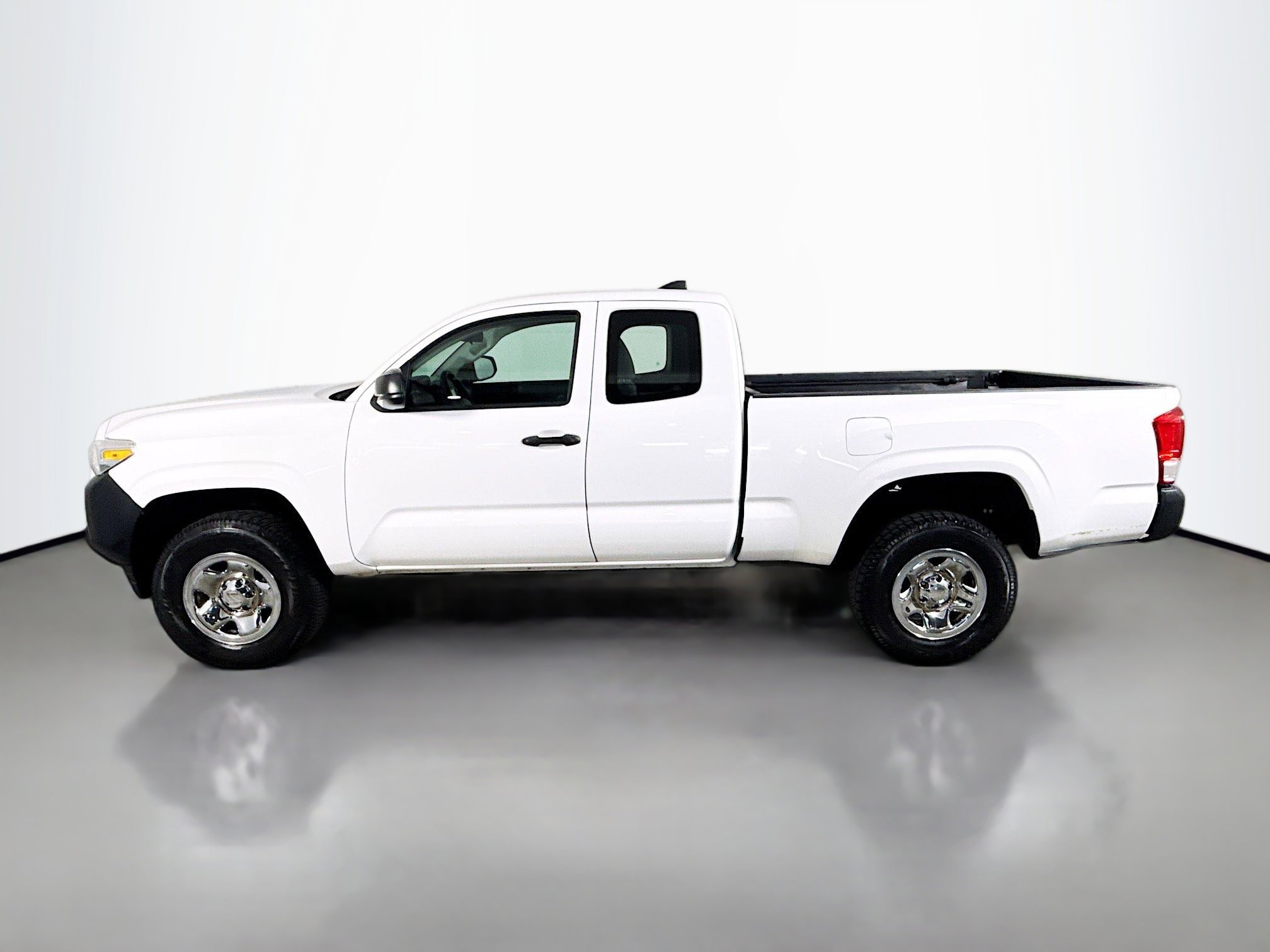 Used 2017 Toyota Tacoma SR image 6