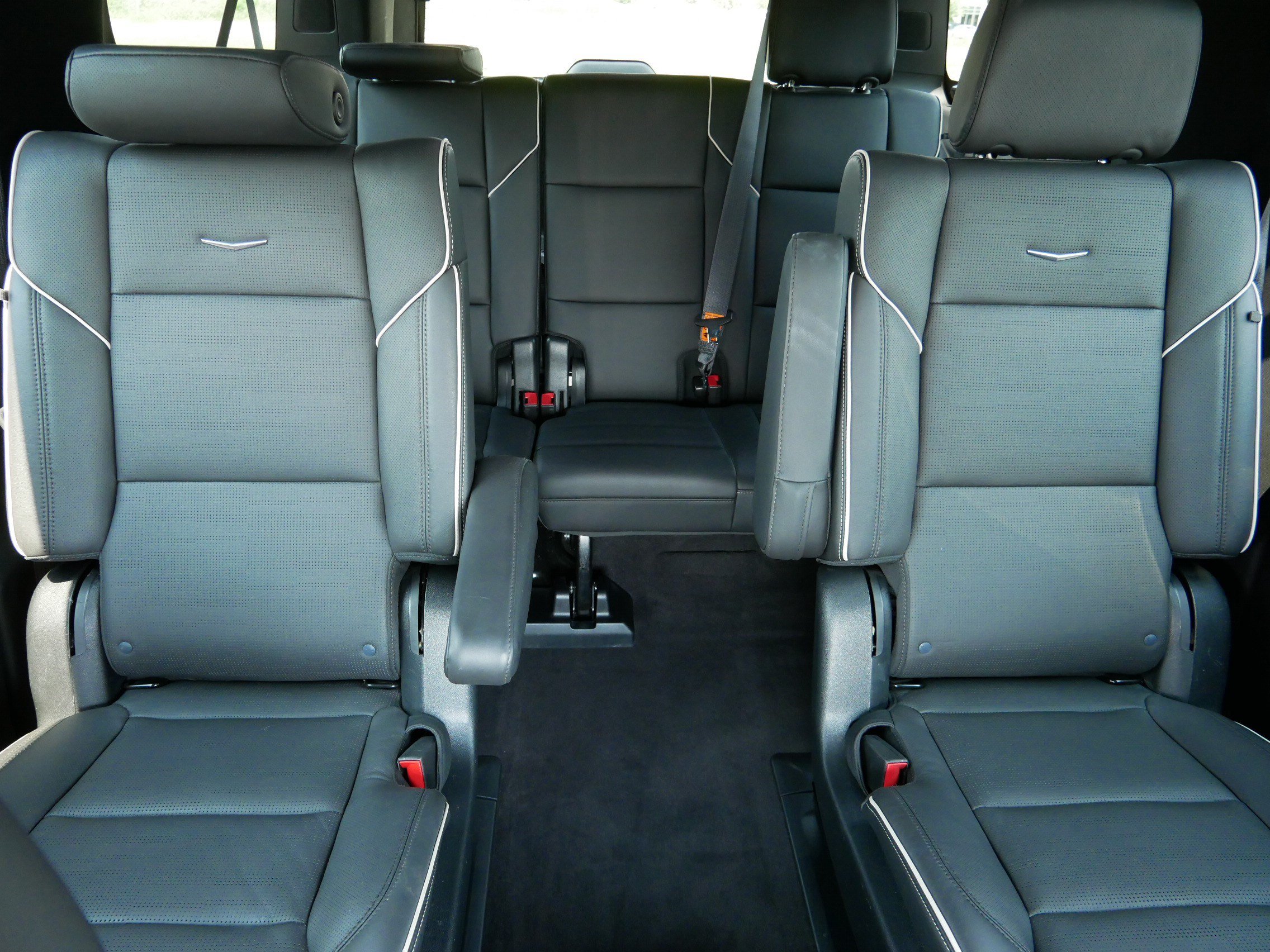 Certified 2023 Cadillac Escalade ESV Premium Luxury w/ Performance Package AWD/4WD image 11