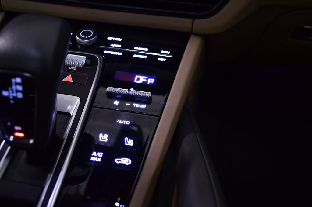 Certified 2023 Porsche Cayenne Platinum Edition image 34