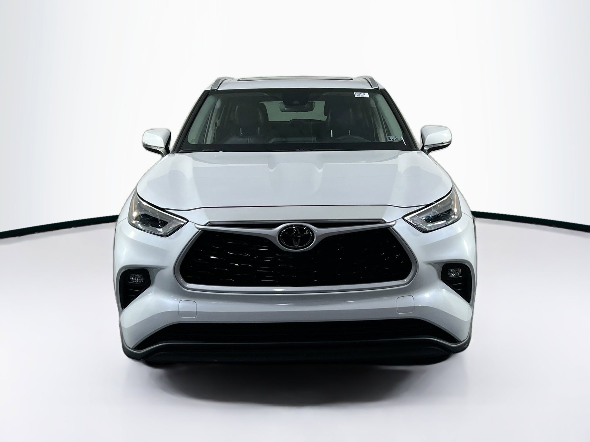Used 2023 Toyota Highlander XLE image 2