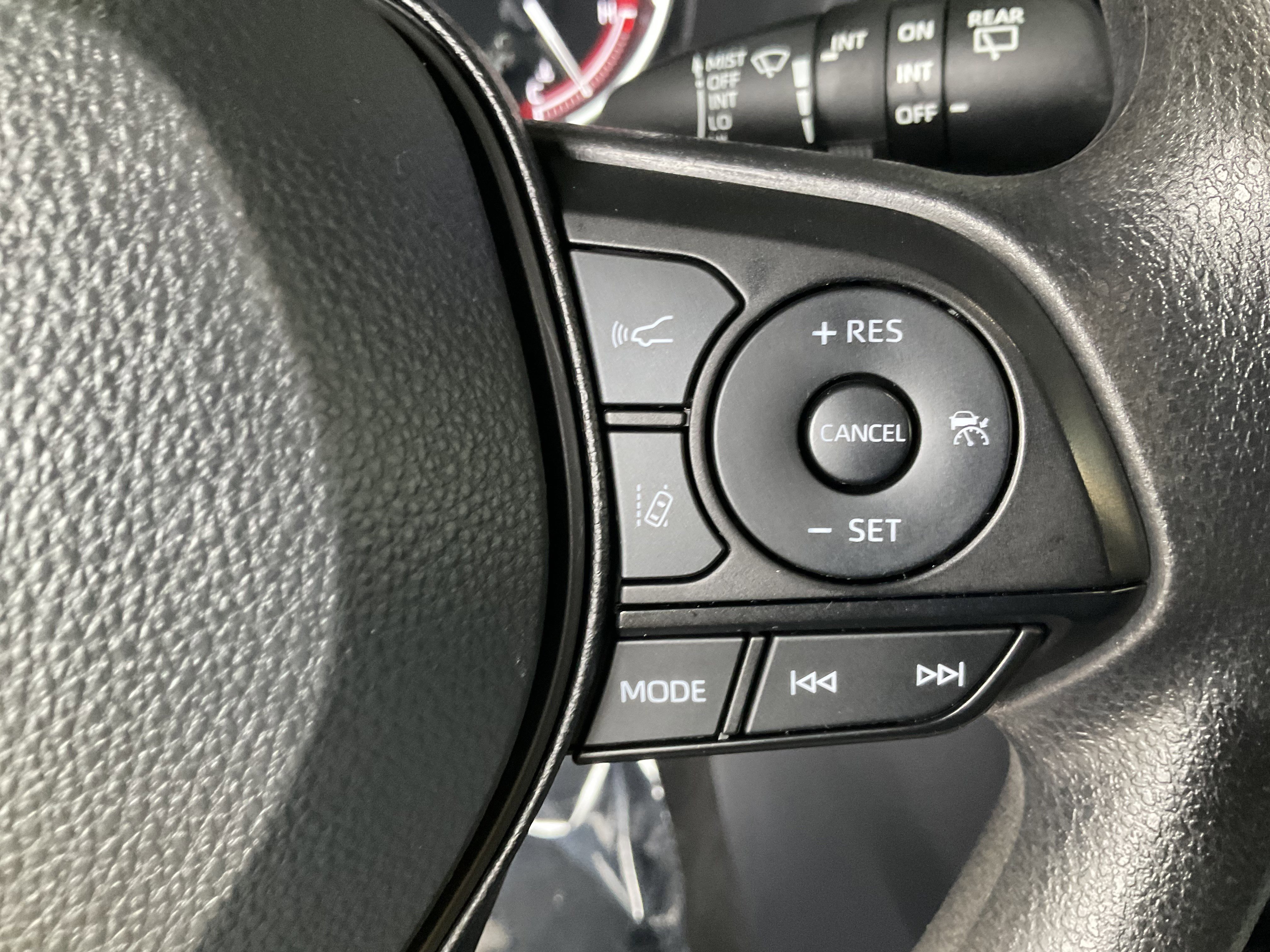 Used 2025 Toyota RAV4 XLE AWD/4WD image 28