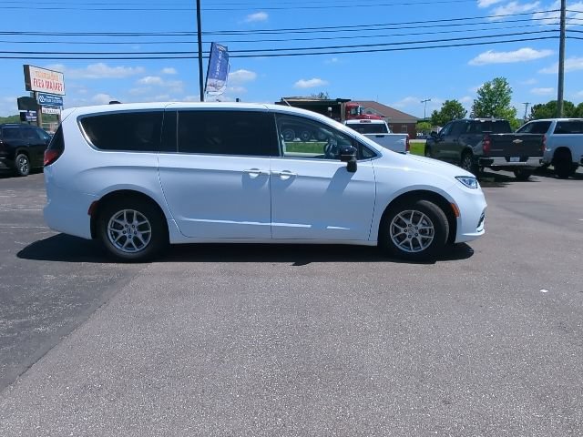 Used 2024 Chrysler Pacifica Touring-L FWD image 28