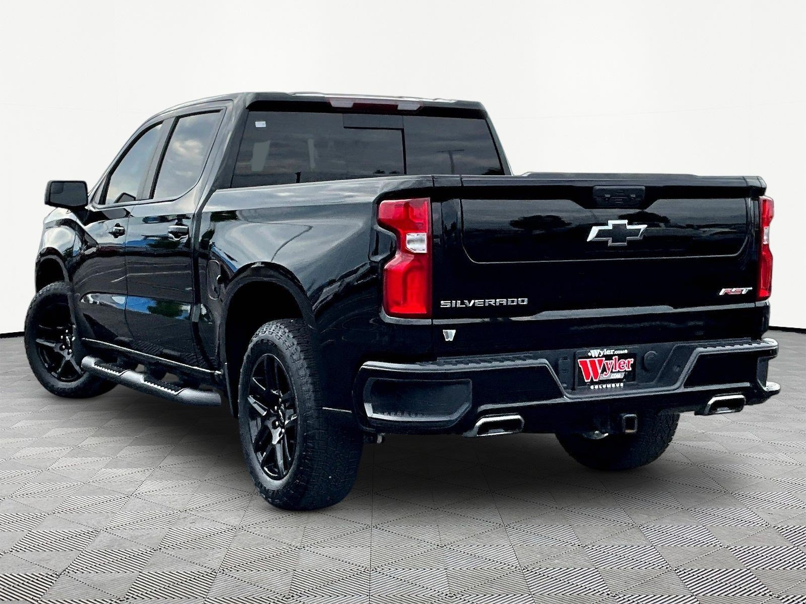 Used 2025 Chevrolet Silverado 1500 RST w/ Convenience Package II AWD/4WD image 4