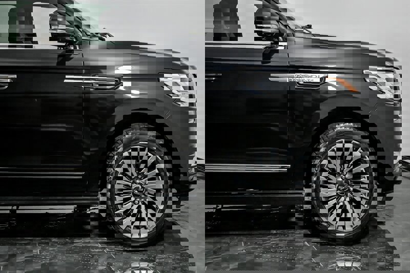 Used 2019 Lincoln Navigator Reserve image 13