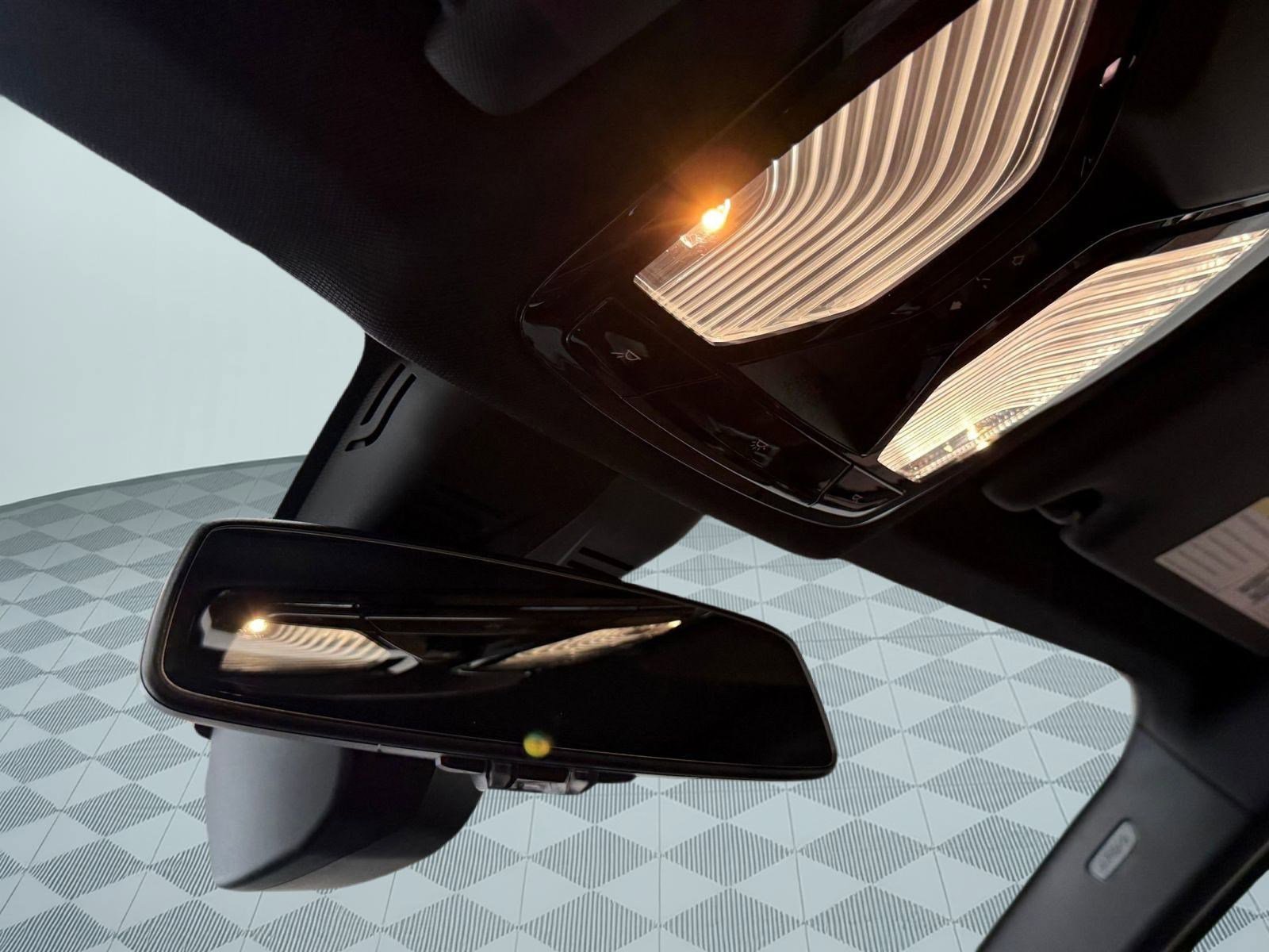 Used 2025 BMW 330i xDrive Sedan w/ Premium Package image 19