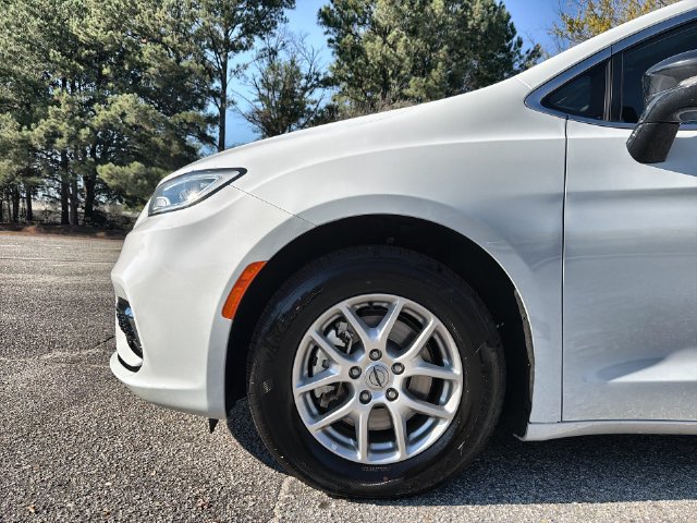 Used 2025 Chrysler Pacifica Select FWD image 10