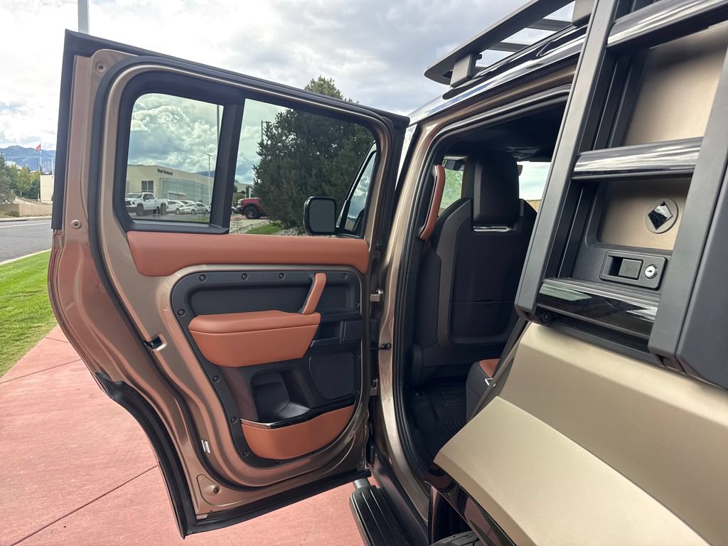 Used 2025 Land Rover Defender 110 AWD/4WD image 21