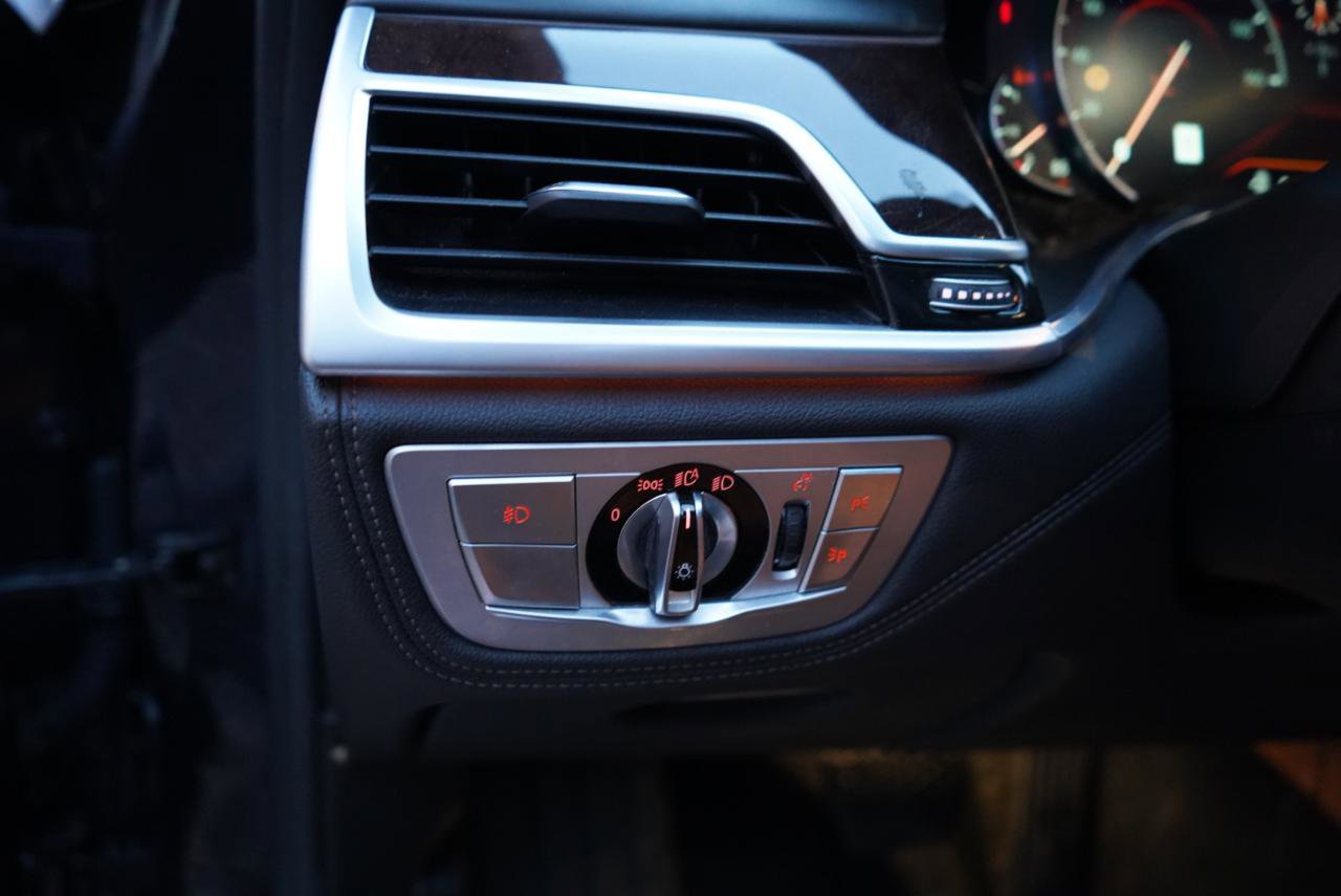 Used 2018 BMW 750i xDrive image 36