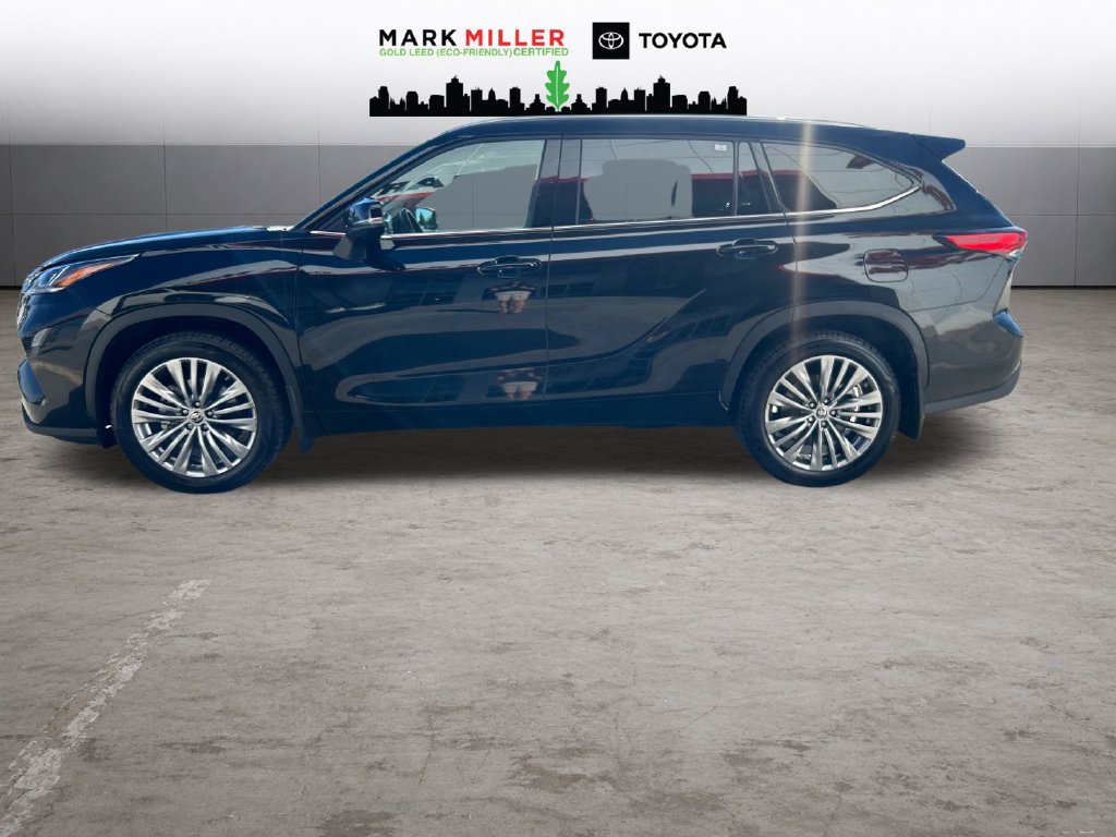 Certified 2022 Toyota Highlander Platinum AWD/4WD image 2