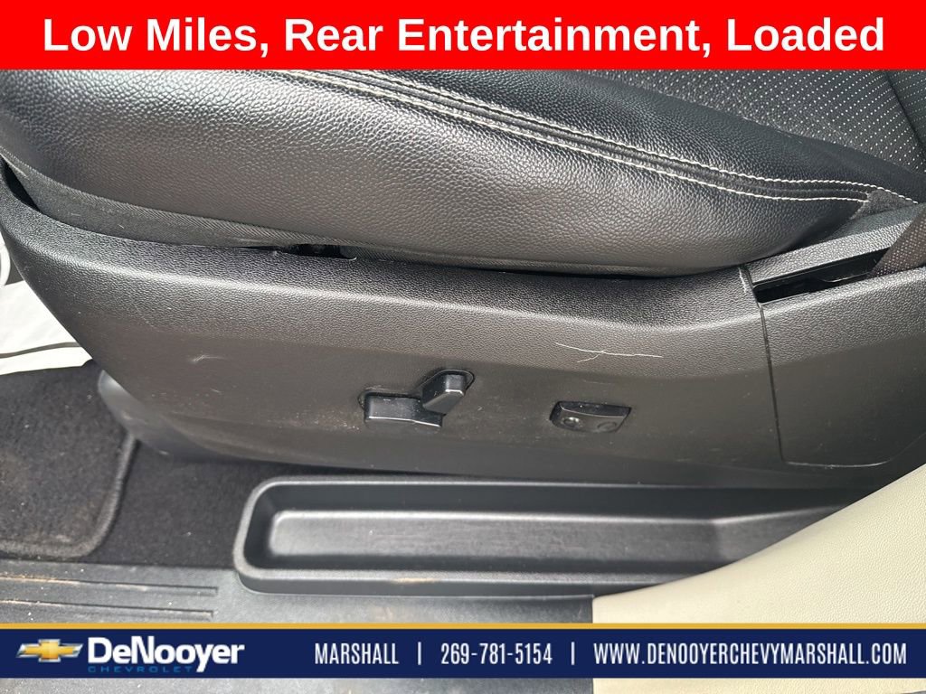 Used 2015 Chrysler Town & Country Touring-L w/ Driver Convenience Group image 16