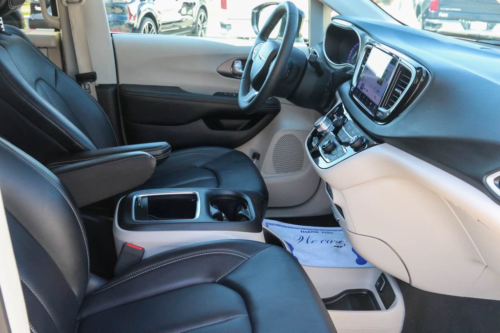 Used 2024 Chrysler Pacifica Touring-L FWD image 10