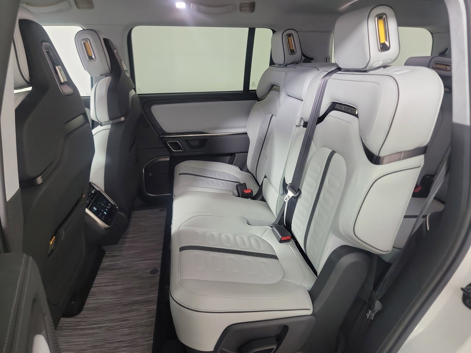 Used 2024 Rivian R1S Adventure AWD/4WD image 22