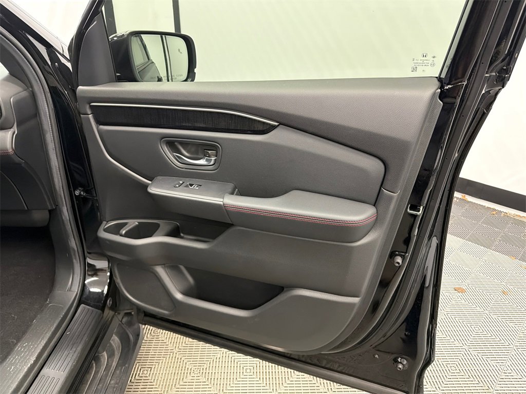 Used 2025 Honda Pilot Black Edition image 16