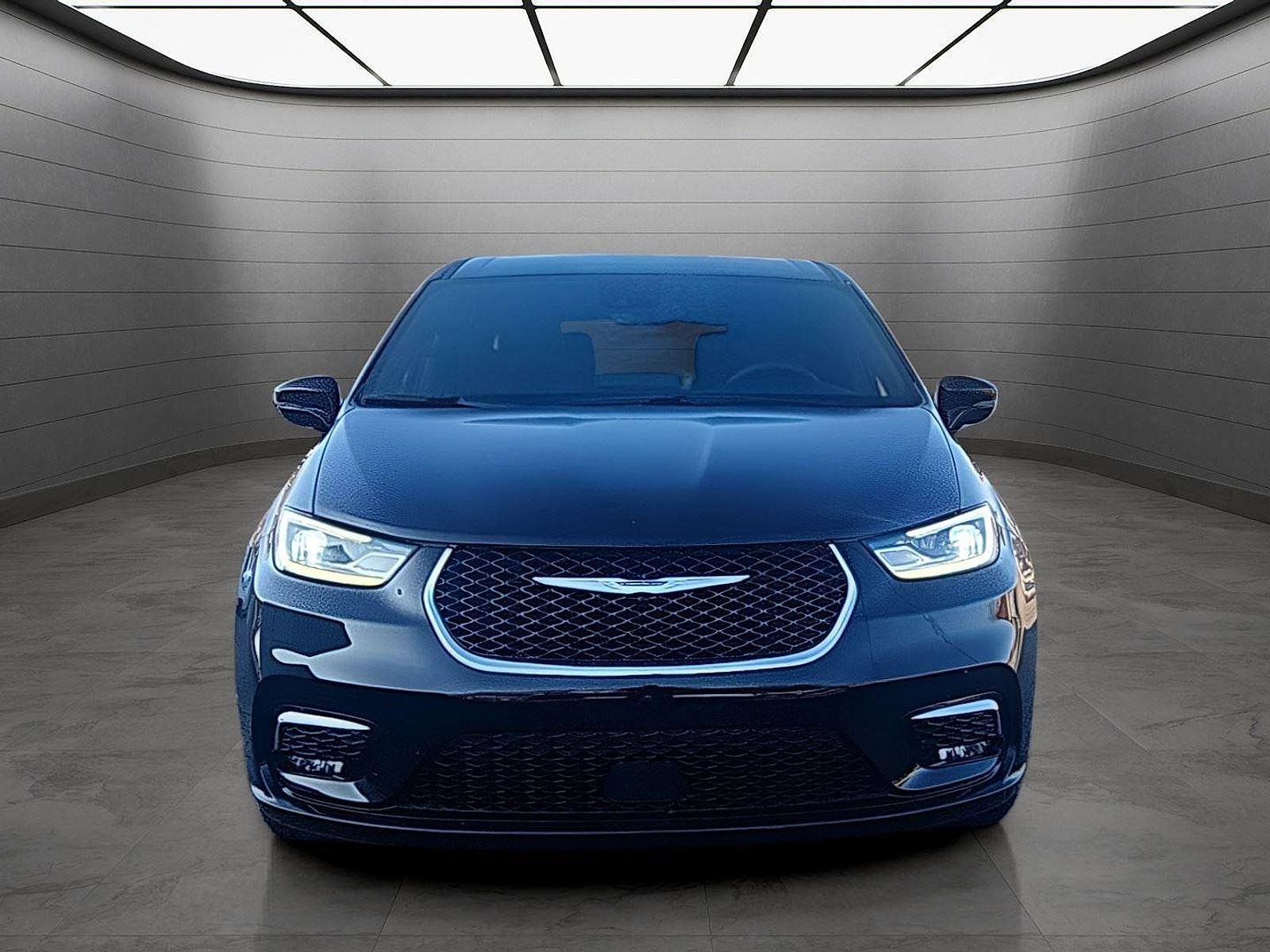 Used 2025 Chrysler Pacifica Select image 8