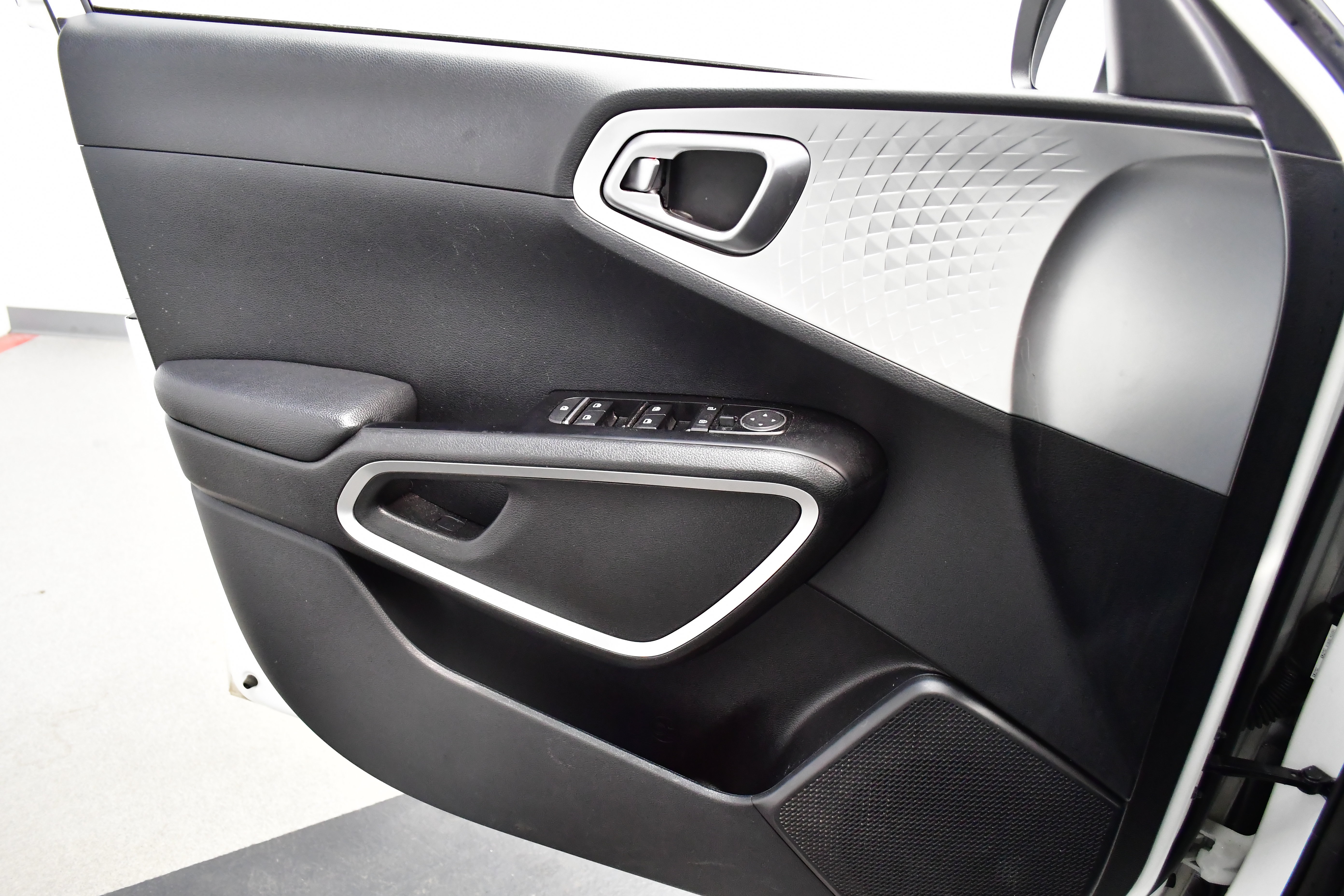 Used 2024 Kia Soul LX w/ Option Group 015 FWD image 17