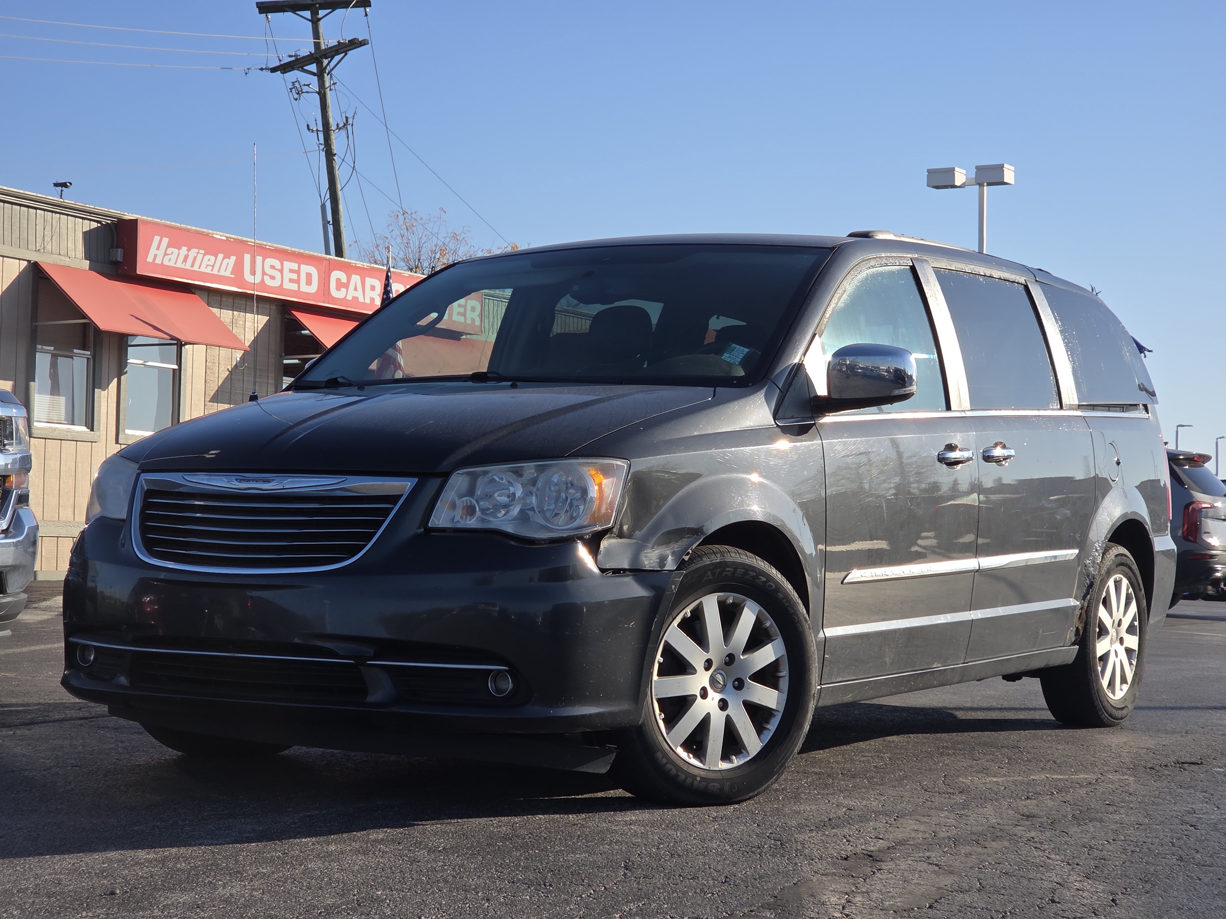 Used 2012 Chrysler Town & Country Touring-L w/ Entertainment Group #2 FWD image 2