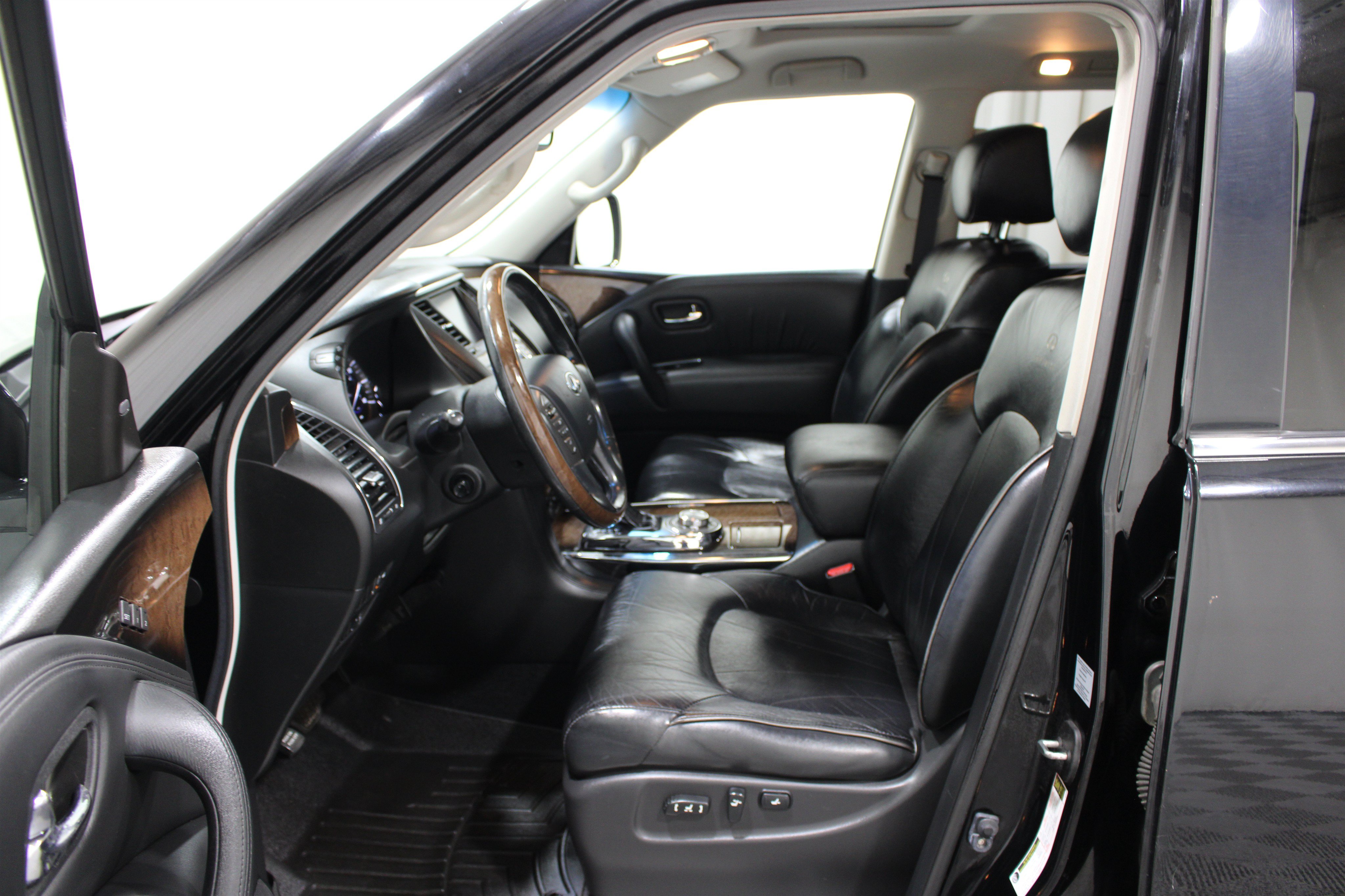 Used 2011 INFINITI QX56 4WD w/ Deluxe Touring Pkg image 3