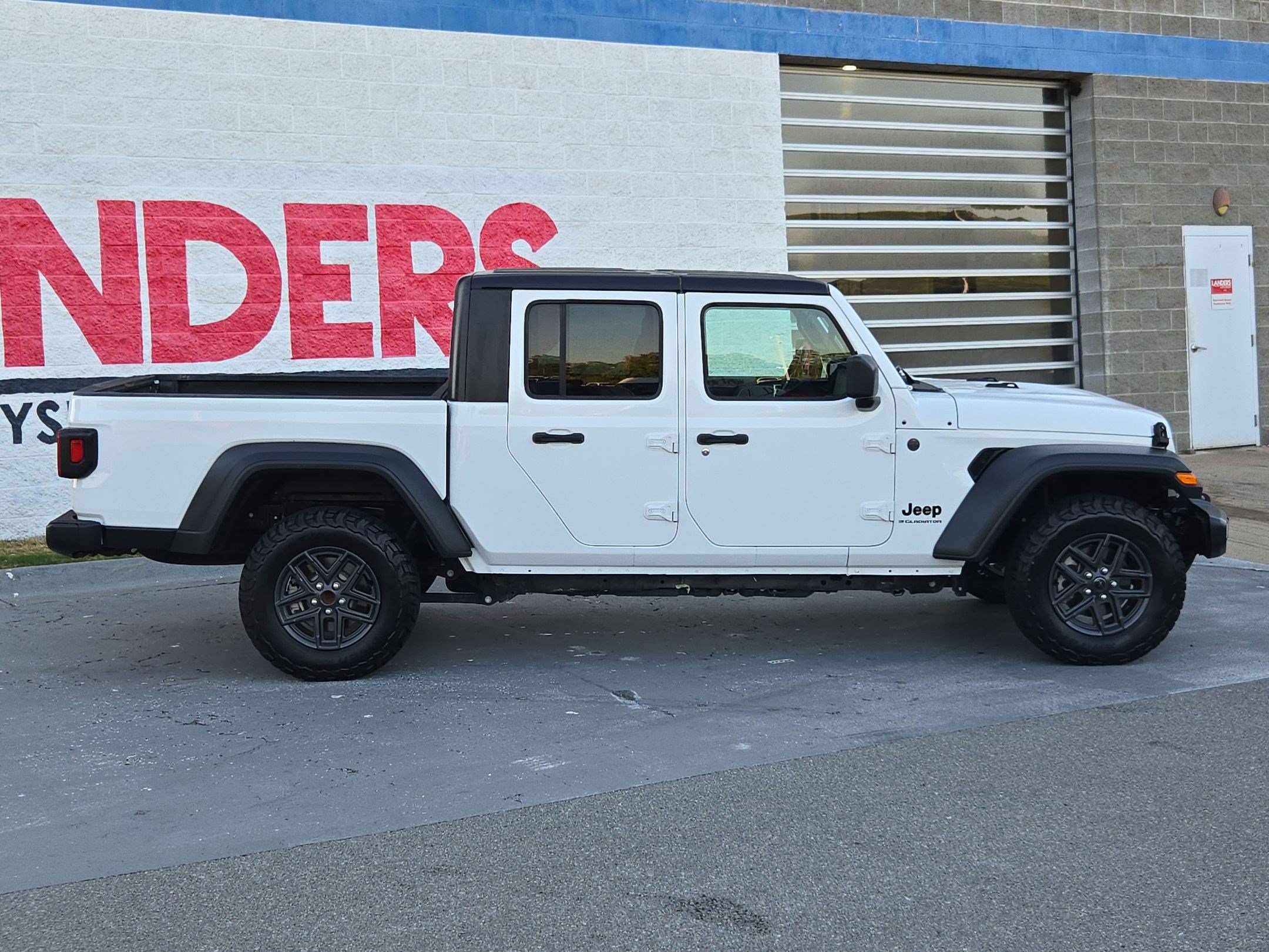 Used 2025 Jeep Gladiator Sport AWD/4WD image 8