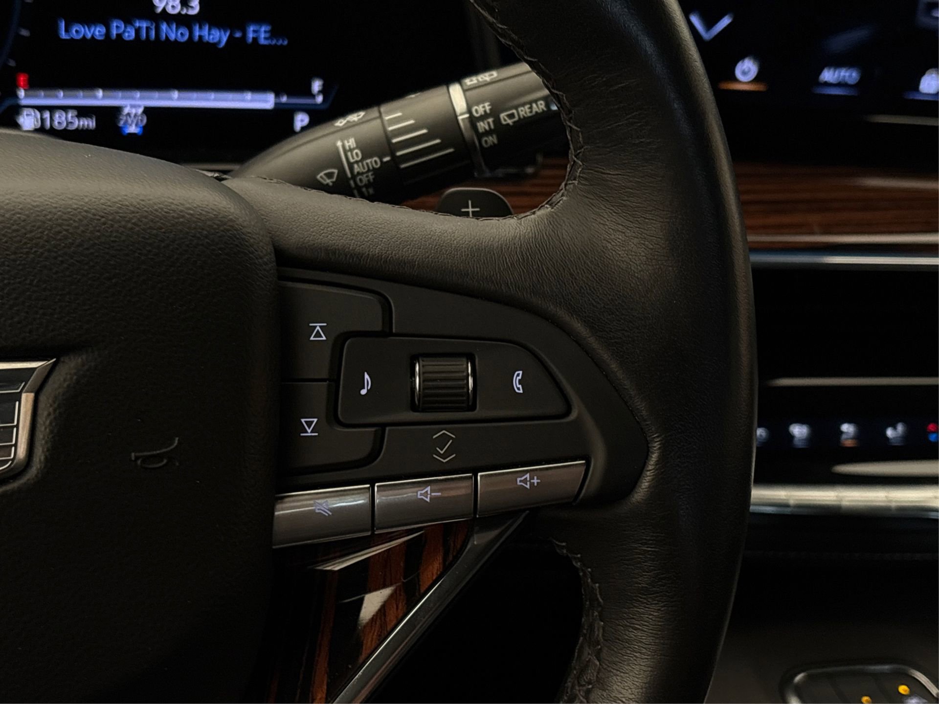 Used 2024 Cadillac Escalade Premium Luxury image 32