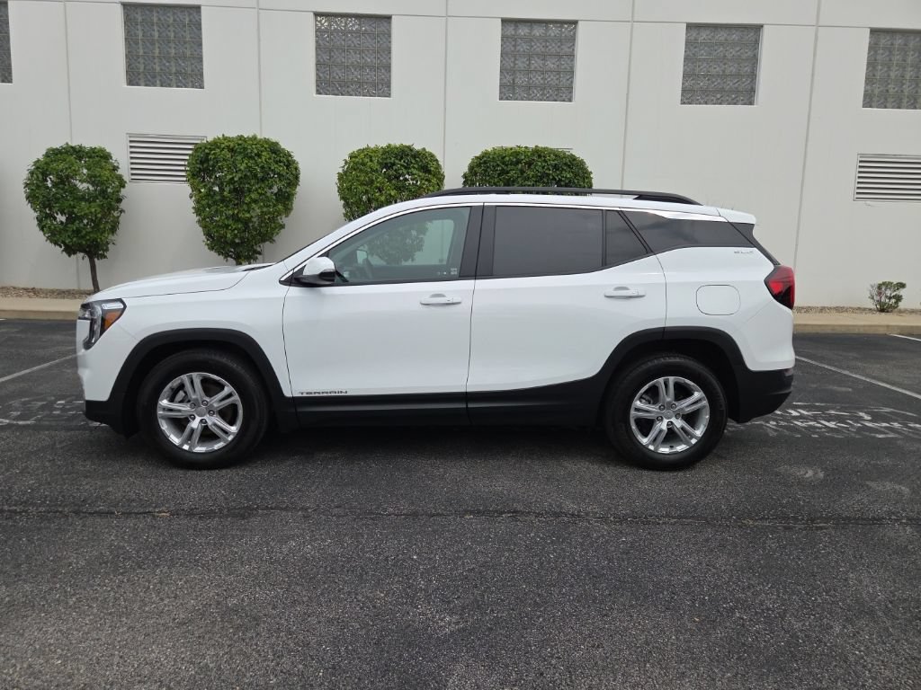 Used 2024 GMC Terrain SLE w/ Driver Convenience Package FWD image 5