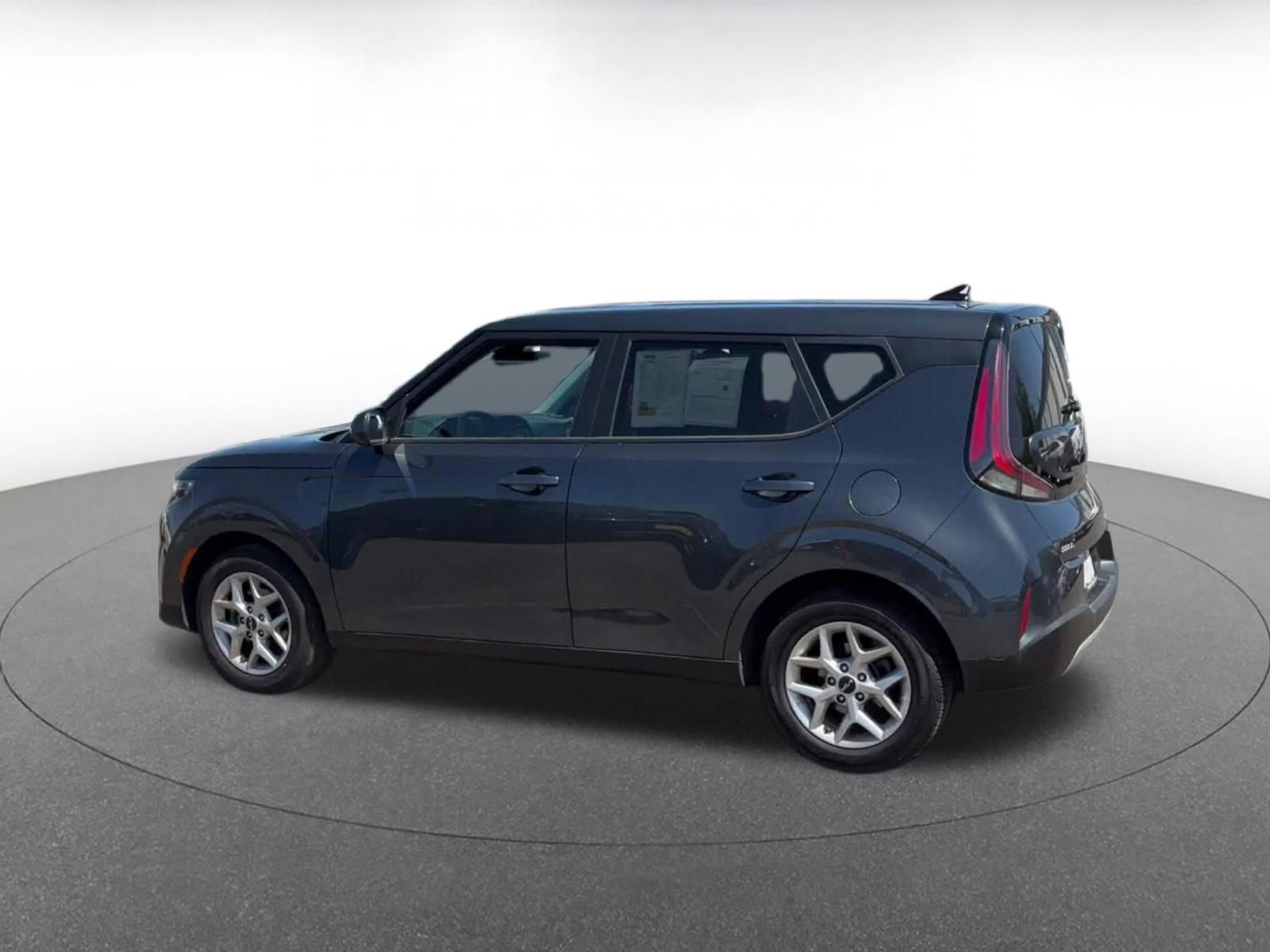 Used 2025 Kia Soul LX w/ LX Technology Package FWD image 11