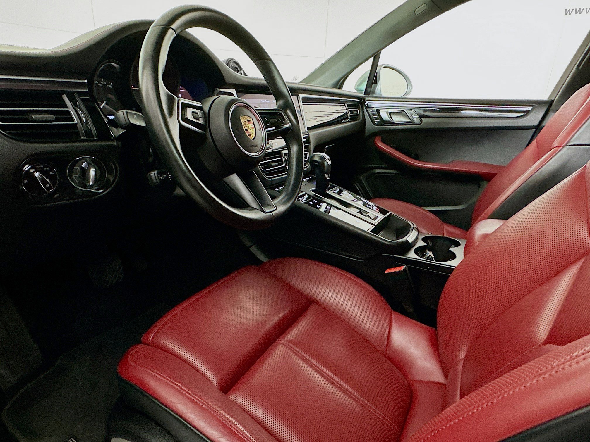 Used 2024 Porsche Macan AWD/4WD image 7