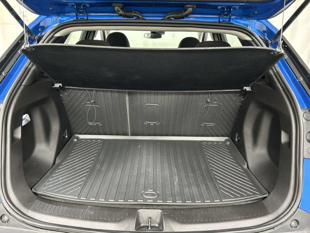 Used 2022 Chevrolet Bolt EUV LT w/ Comfort Package FWD image 21