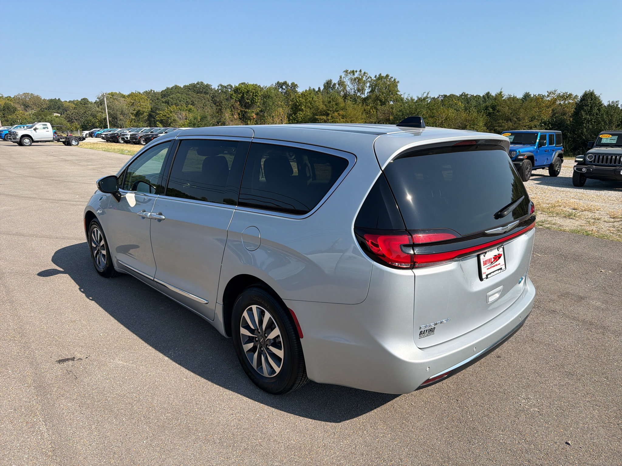 Used 2023 Chrysler Pacifica Limited FWD image 3