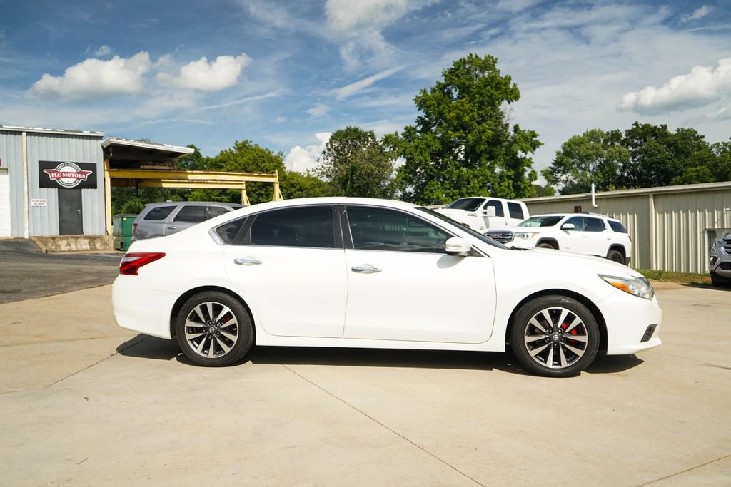 Used 2017 Nissan Altima 2.5 SL w/ Moonroof Package FWD image 3