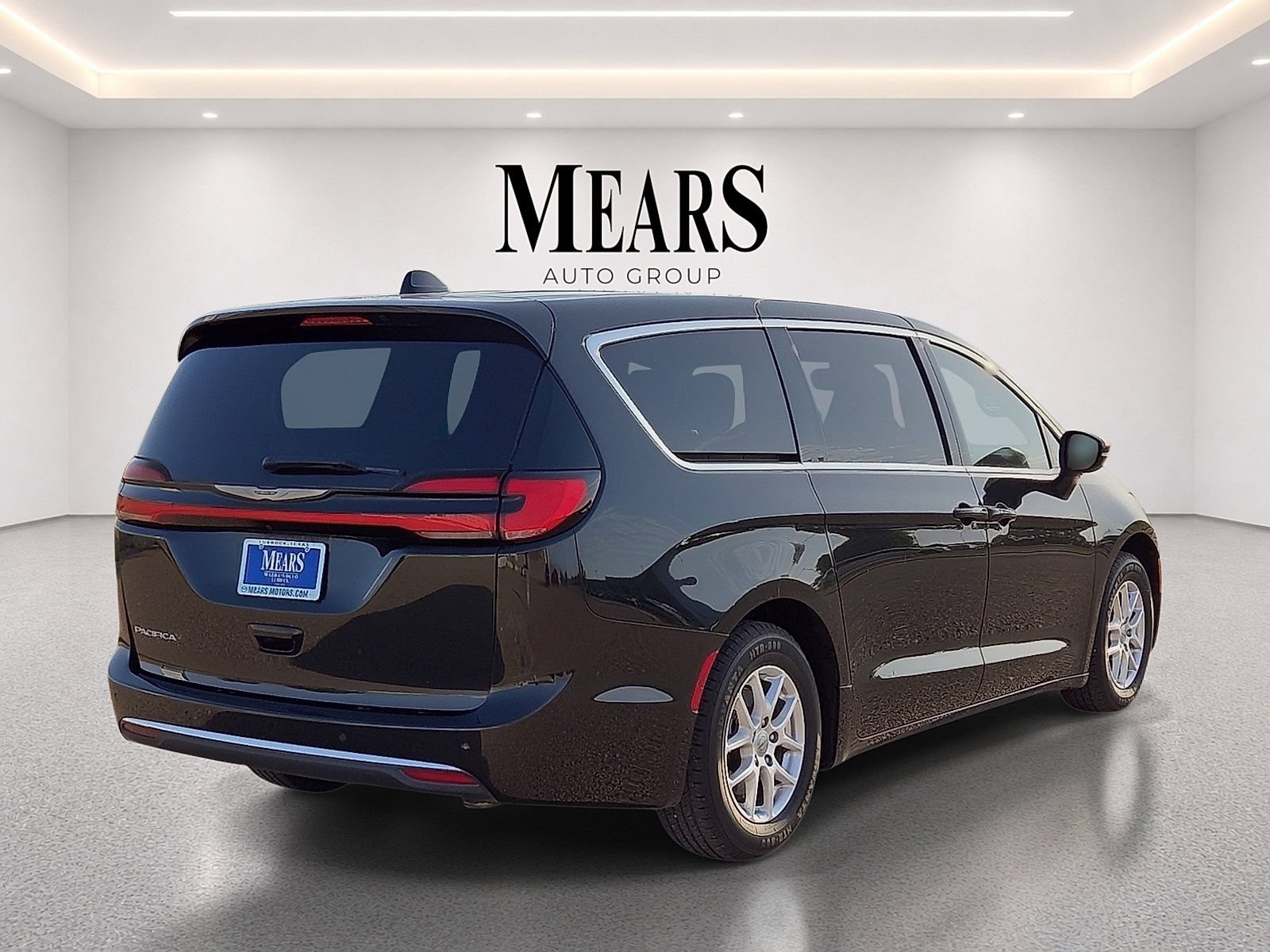 Used 2023 Chrysler Pacifica Touring-L FWD image 5